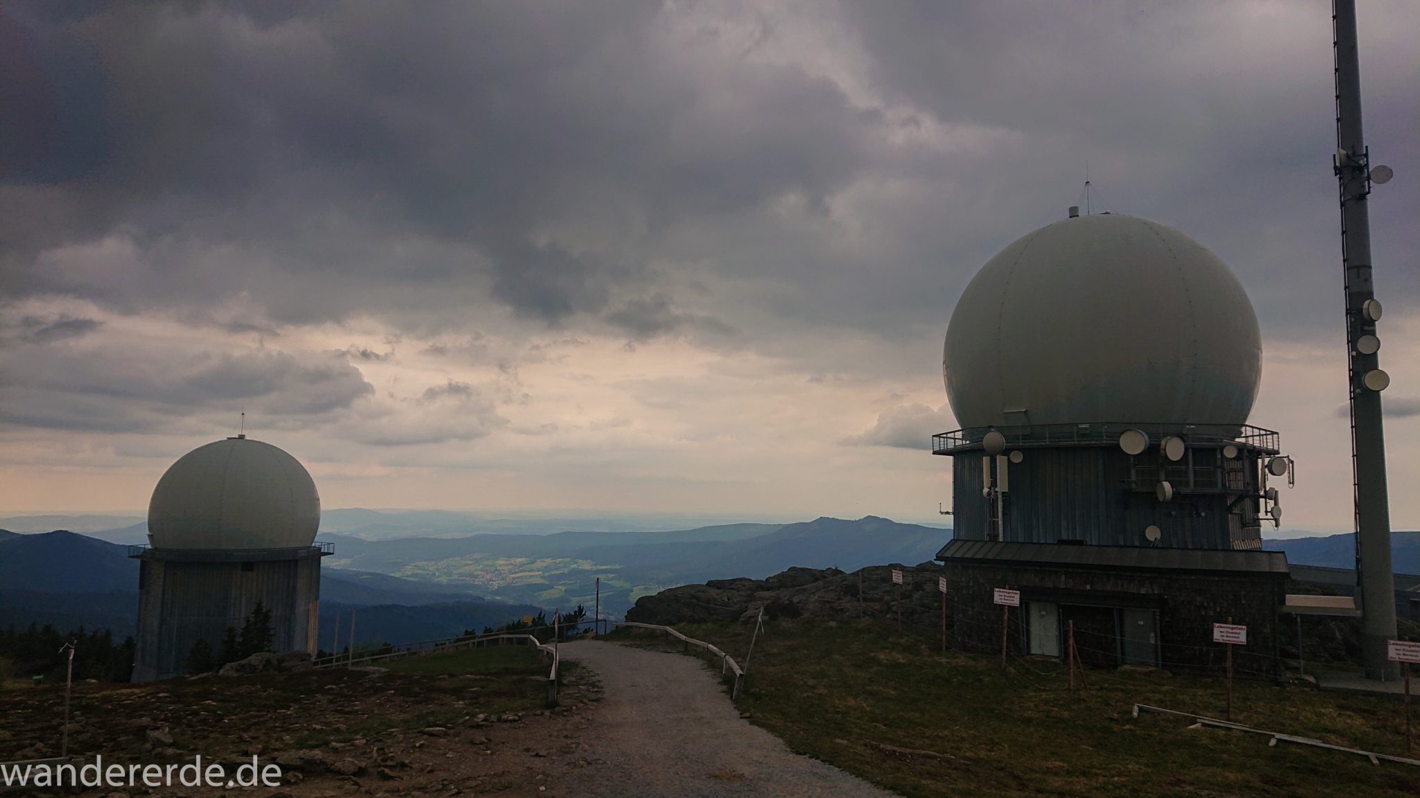 Rundwanderung zum Großen Arber im Bayerischen Wald, Aussicht auf dem Berg Großer Arber, Blick auf den Rundweg auf dem Großen Arber, Merkmal militärische Radaranlagen auf dem großen Arber von weit her schon zu sehen, Frühjahr im bayerischen Wald, sehr stimmungsvolles Licht durch dunkle Wolken und späten Tag
