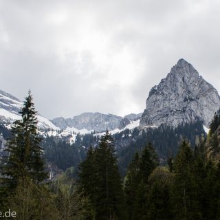 Wanderung zur Kenzenhütte in den Ammergauer Alpen, Aussicht auf die Berge, teils schneebedeckte Gipfel in Wolken gehüllt, Frühjahr in den bayerischen Alpen, dichter grüner Wald und saftige Wiesen, Wanderweg oftmals am schönen, idyllischem Bach entlang