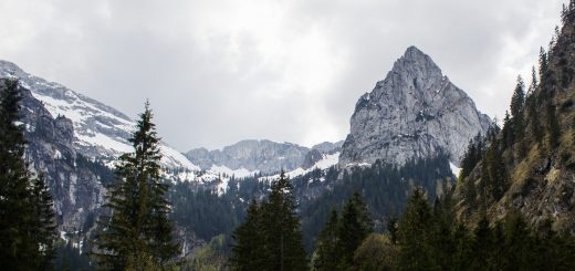 Wanderung zur Kenzenhütte in den Ammergauer Alpen, Aussicht auf die Berge, teils schneebedeckte Gipfel in Wolken gehüllt, Frühjahr in den bayerischen Alpen, dichter grüner Wald und saftige Wiesen, Wanderweg oftmals am schönen, idyllischem Bach entlang