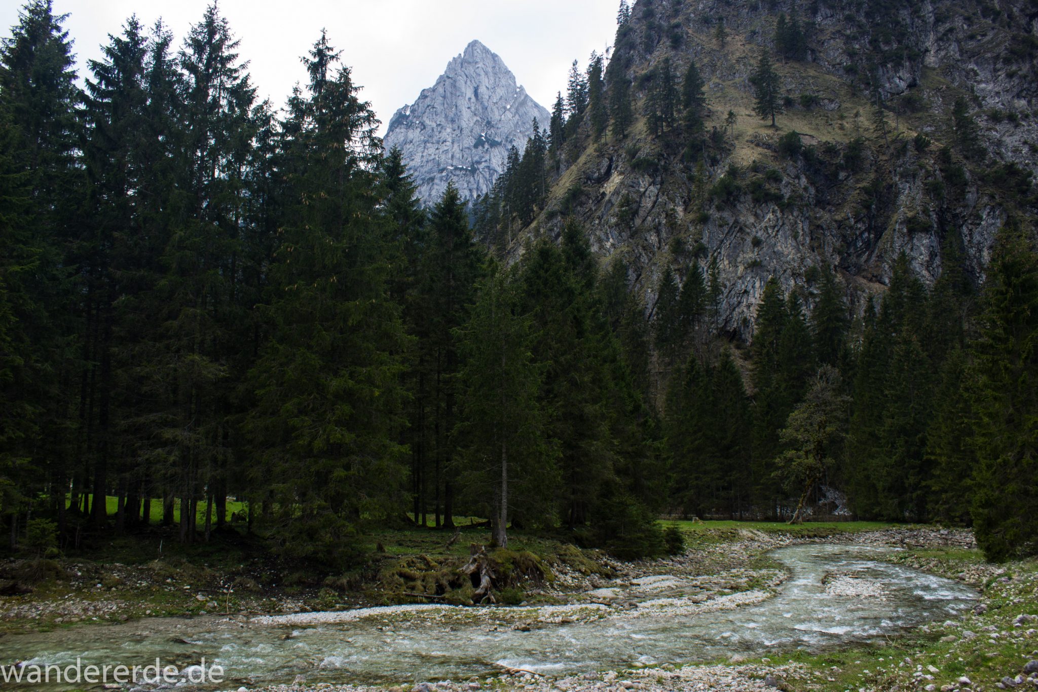 Wanderung zur Kenzenhütte in den Ammergauer Alpen, Aussicht auf die Berge, spitzer Gipfel, Frühjahr in den bayerischen Alpen, dichter grüner Wald und saftige Wiesen, Wanderweg oftmals am schönen, idyllischem Bach entlang