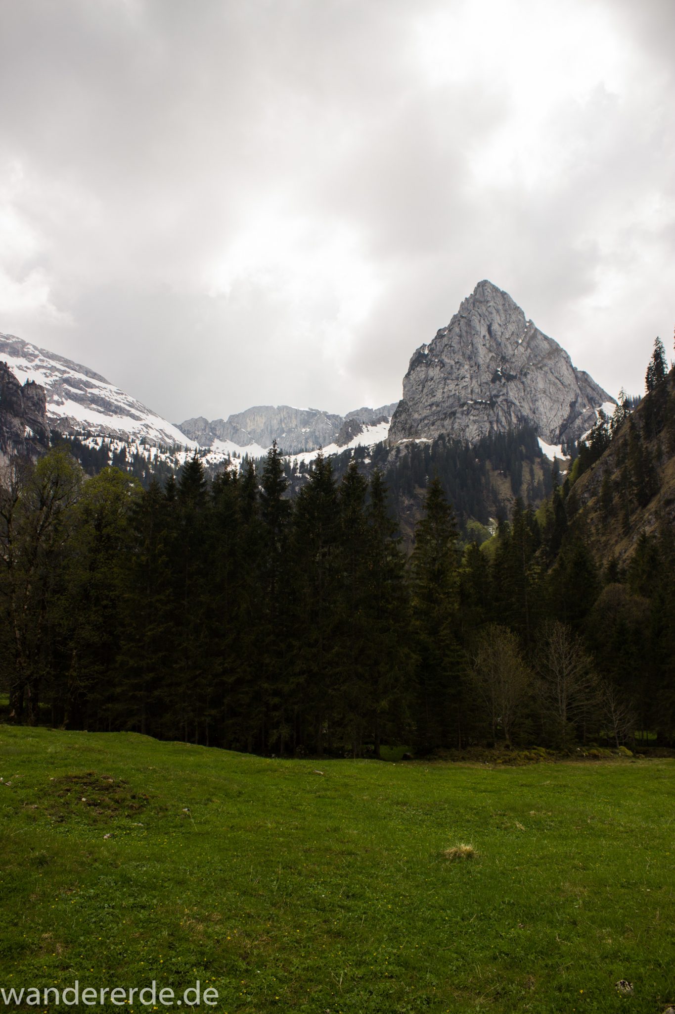 Wanderung zur Kenzenhütte in den Ammergauer Alpen, Aussicht auf die Berge, spitzer Gipfel, Frühjahr in den bayerischen Alpen, Wanderweg entlang dichtem grünen Wald und saftigen Wiesen