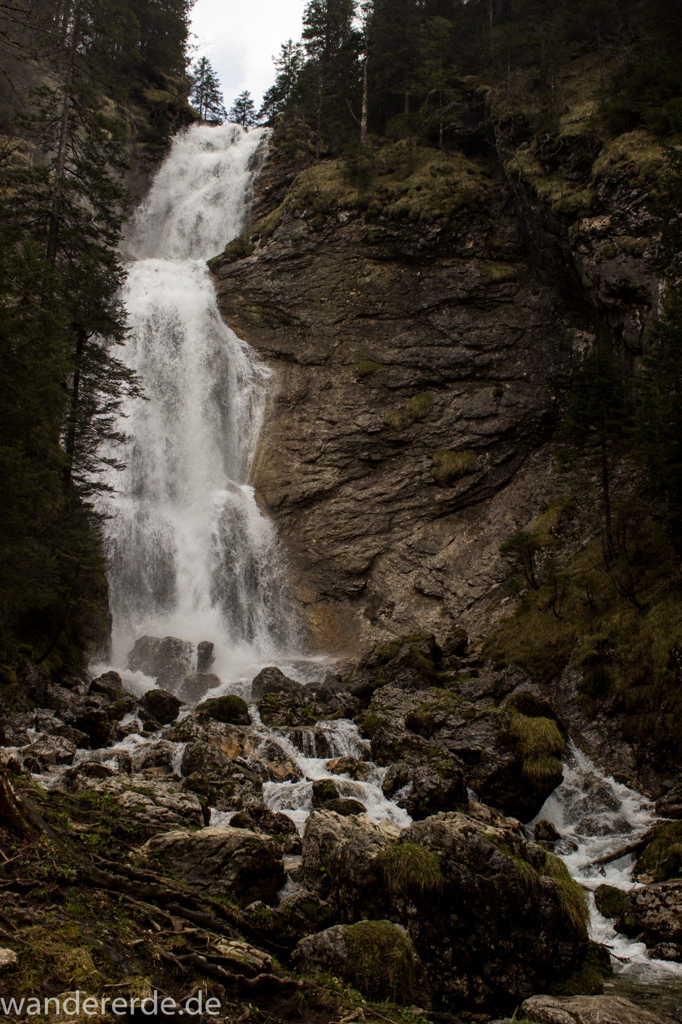Wanderung zur Kenzenhütte in den Ammergauer Alpen, Wasserfall wenige Minuten von der Kenzenhütte entfernt, moosbewachsene Steine, klares Wasser bahnt sich seinen Weg ins Tal