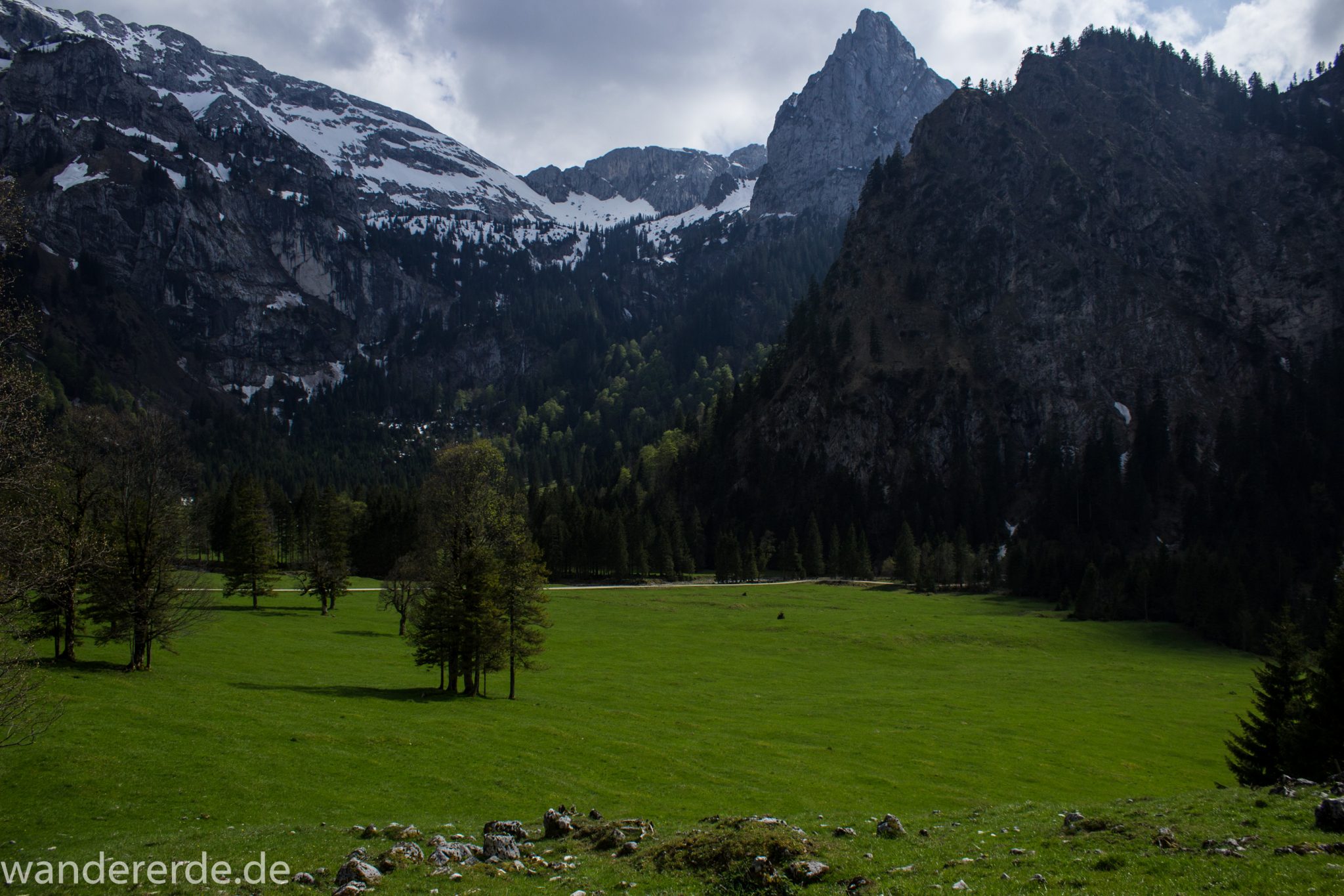 Wanderung zur Kenzenhütte in den Ammergauer Alpen, Aussicht auf die teils schneebedeckten Berge, spitzer Gipfel, Frühjahr in den bayerischen Alpen, Wanderweg führt entlang dichtem grünen Wald und saftigen Wiesen