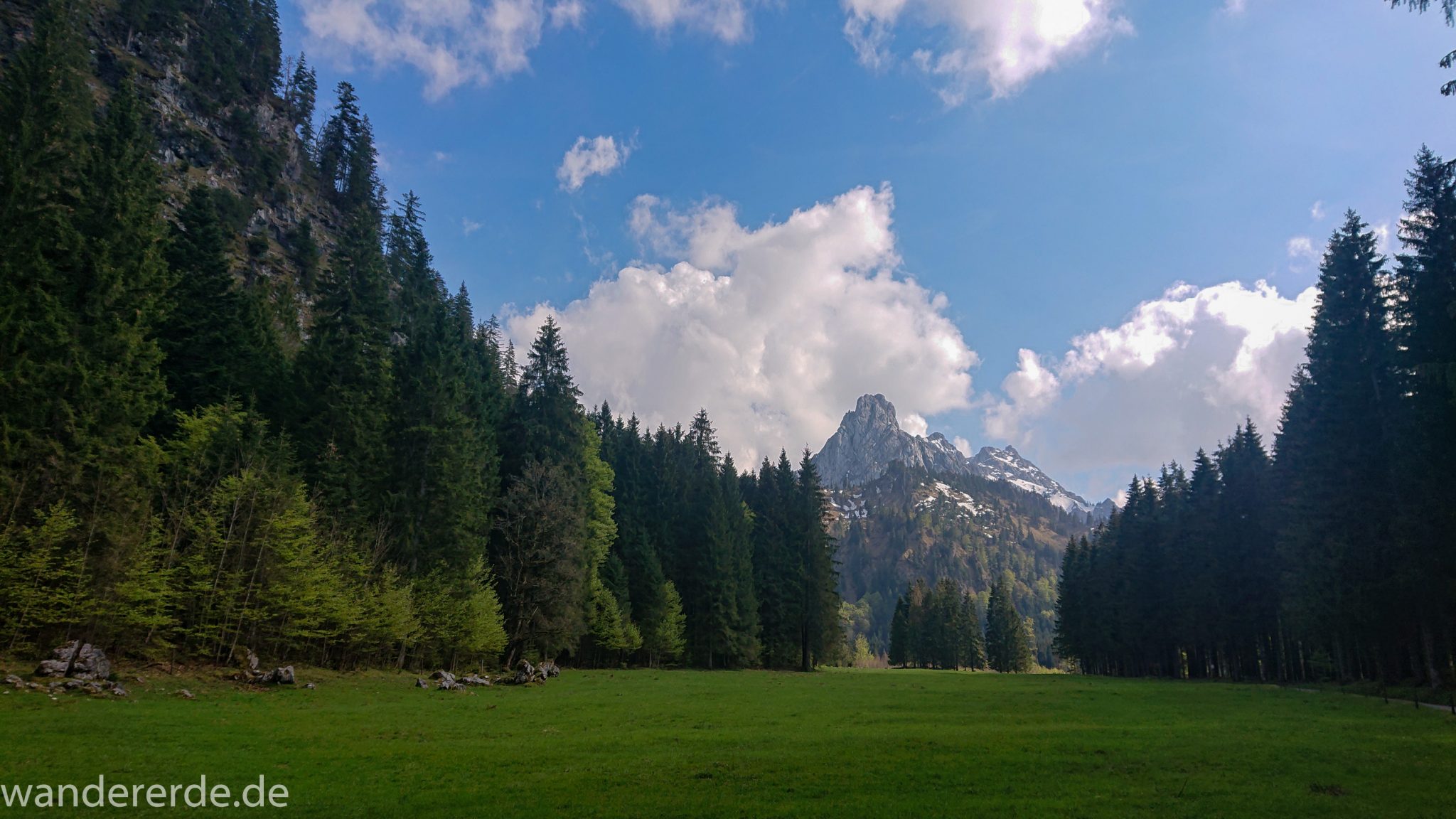 Wanderung zur Kenzenhütte in den Ammergauer Alpen, Aussicht auf die teils schneebedeckten Berge, Frühjahr in den bayerischen Alpen, Wanderweg führt entlang dichtem grünen Wald und saftigen Wiesen, Mischwald