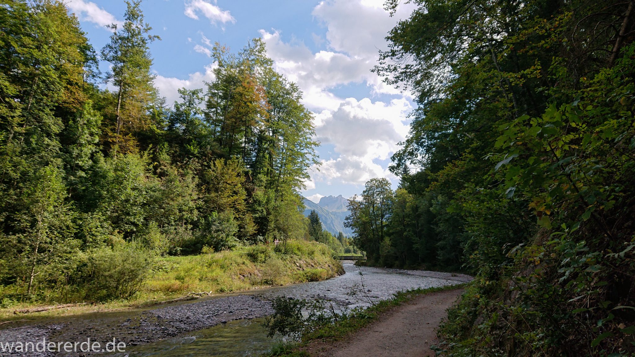Alpenüberquerung Fernwanderweg E5 Oberstdorf Meran, 1. Etappe von Oberstdorf zur Kemptner Hütte, schöner Wanderweg entlang Fluss Trettach, umgeben von grünem Wald, Aussicht auf die Berge im Allgäu