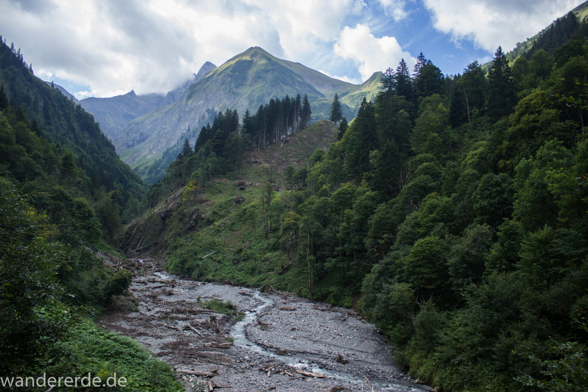 Alpenüberquerung Fernwanderweg E5 Oberstdorf Meran, 1. Etappe von Oberstdorf zur Kemptner Hütte, Wanderweg führt von Oberstdorf zur Spielmannsau entlang Fluss Trettach im Allgäu umgeben von grünem Wald, Aussicht auf die Berge im Allgäu, Bayern