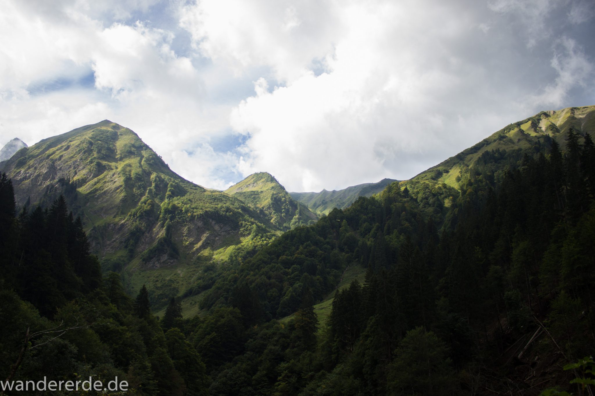Alpenüberquerung Fernwanderweg E5 Oberstdorf Meran, 1. Etappe von Oberstdorf zur Kemptner Hütte, Wanderweg führt von der Spielmannsau bei Oberstdorf im Allgäu zur Kemptner Hütte  entlang eines schmalen Wanderpfads umgeben von saftig grüner Vegetation, Aussicht auf die Berge im Allgäu, Bayern
