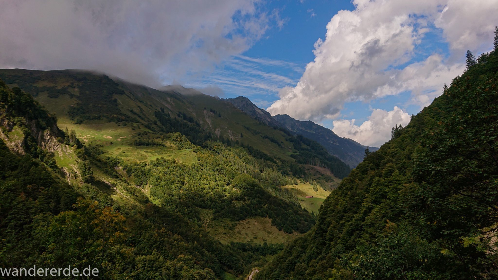 Alpenüberquerung Fernwanderweg E5 Oberstdorf Meran, 1. Etappe von Oberstdorf zur Kemptner Hütte, Wanderweg führt von der Spielmannsau bei Oberstdorf im Allgäu zur Kemptner Hütte  entlang eines schmalen Wanderpfads, umgeben von saftig grüner Vegetation, schöner, dichter Wald, Aussicht auf die Berge im Allgäu, Bayern
