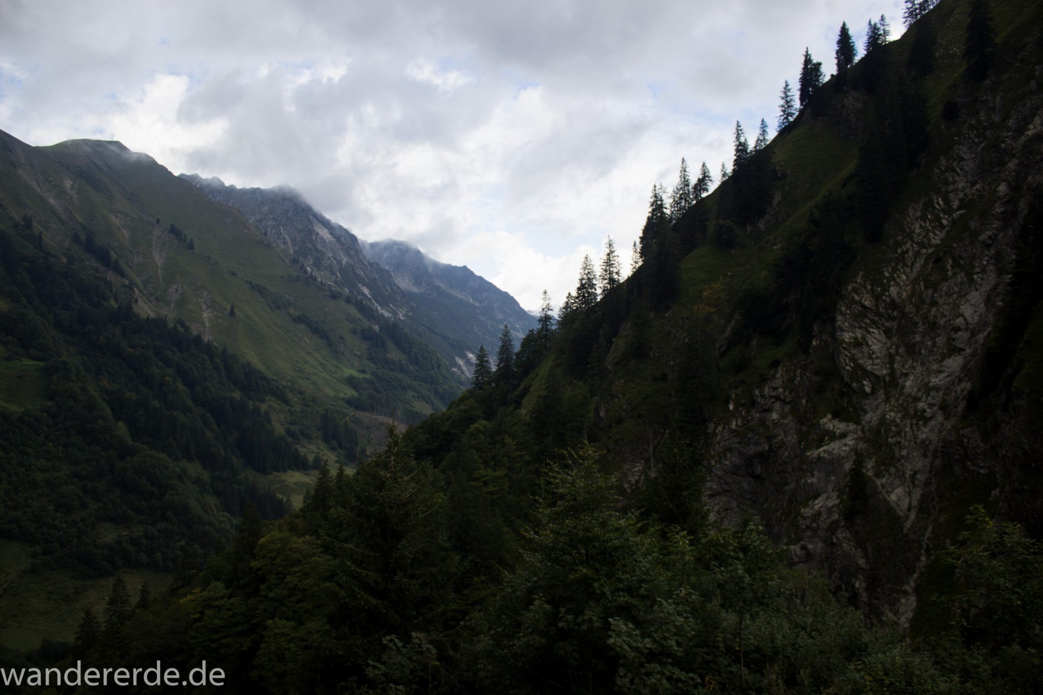 Alpenüberquerung Fernwanderweg E5 Oberstdorf Meran, 1. Etappe von Oberstdorf zur Kemptner Hütte, Wanderweg führt von der Spielmannsau bei Oberstdorf im Allgäu zur Kemptner Hütte  entlang eines schmalen Wanderpfads, umgeben von saftig grüner Vegetation, schöner, dichter Wald, Aussicht auf die Berge im Allgäu, Bayern
