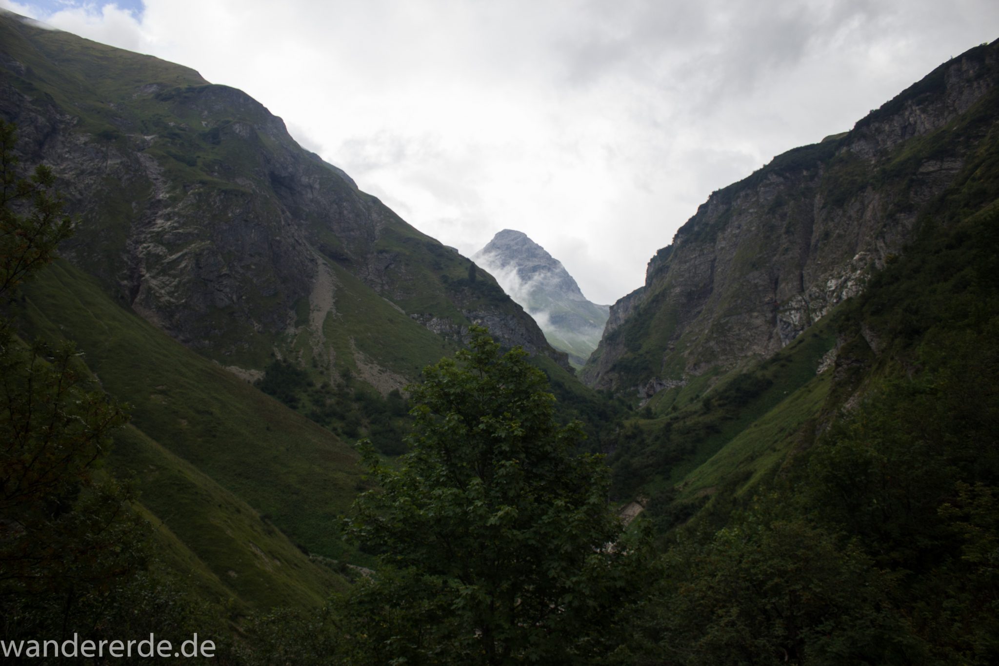 Alpenüberquerung Fernwanderweg E5 Oberstdorf Meran, 1. Etappe von Oberstdorf zur Kemptner Hütte, Wanderweg führt von der Spielmannsau bei Oberstdorf im Allgäu zur Kemptner Hütte  entlang eines schmalen Wanderpfads, umgeben von saftig grüner Vegetation, schöner, dichter Wald, Aussicht auf die Berge im Allgäu, Bayern