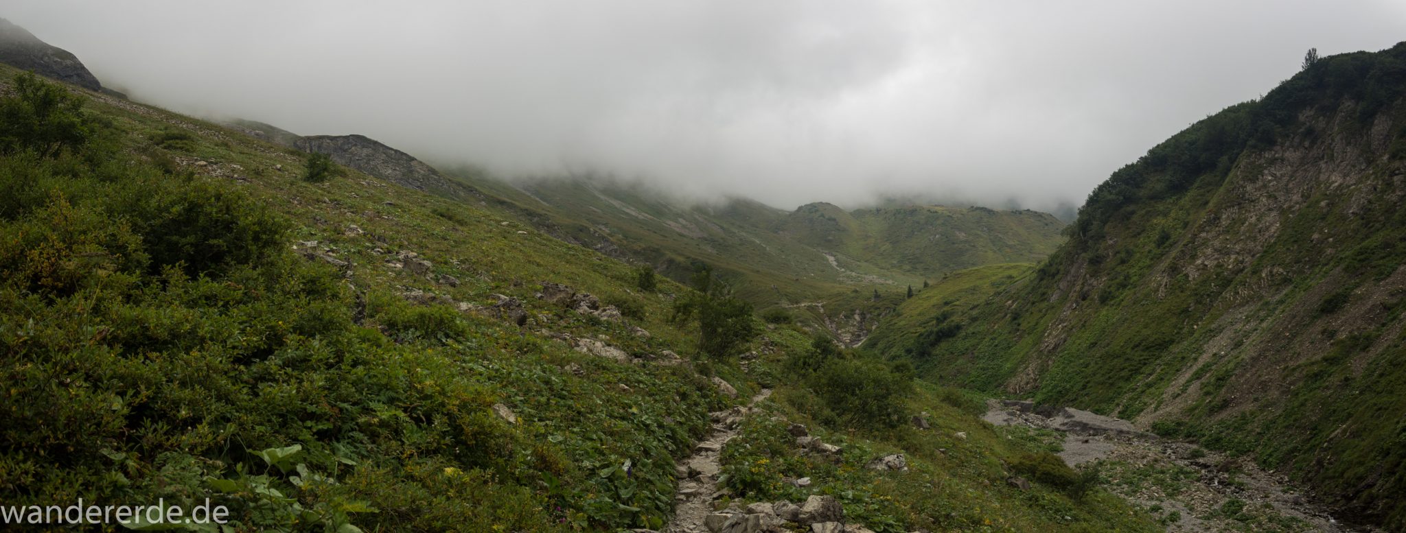 Alpenüberquerung Fernwanderweg E5 Oberstdorf Meran, 1. Etappe von Oberstdorf zur Kemptner Hütte, Wanderweg führt von der Spielmannsau bei Oberstdorf im Allgäu zur Kemptner Hütte entlang eines schmalen Wanderpfads über Stock und Stein, Weg durch Sperrbachtobel in den Bergen, Wegverlauf zunehmend ansteigend, teilweise steil