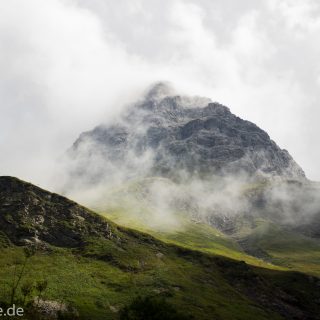 Alpenüberquerung Fernwanderweg E5 Oberstdorf Meran, 1. Etappe von Oberstdorf zur Kemptner Hütte, Wanderweg führt von der Spielmannsau bei Oberstdorf im Allgäu zur Kemptner Hütte entlang eines schmalen Wanderpfads über Stock und Stein, Weg durch Sperrbachtobel, Sicht auf schönen Berg im Nebel, Wegverlauf zunehmend ansteigend, teilweise steil
