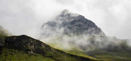 Alpenüberquerung Fernwanderweg E5 Oberstdorf Meran, 1. Etappe von Oberstdorf zur Kemptner Hütte, Wanderweg führt von der Spielmannsau bei Oberstdorf im Allgäu zur Kemptner Hütte entlang eines schmalen Wanderpfads über Stock und Stein, Weg durch Sperrbachtobel, Sicht auf schönen Berg im Nebel, Wegverlauf zunehmend ansteigend, teilweise steil