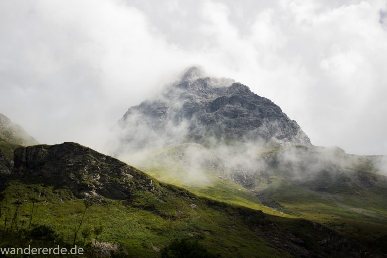 Alpenüberquerung Fernwanderweg E5 Oberstdorf Meran, 1. Etappe von Oberstdorf zur Kemptner Hütte, Wanderweg führt von der Spielmannsau bei Oberstdorf im Allgäu zur Kemptner Hütte entlang eines schmalen Wanderpfads über Stock und Stein, Weg durch Sperrbachtobel, Sicht auf schönen Berg im Nebel, Wegverlauf zunehmend ansteigend, teilweise steil