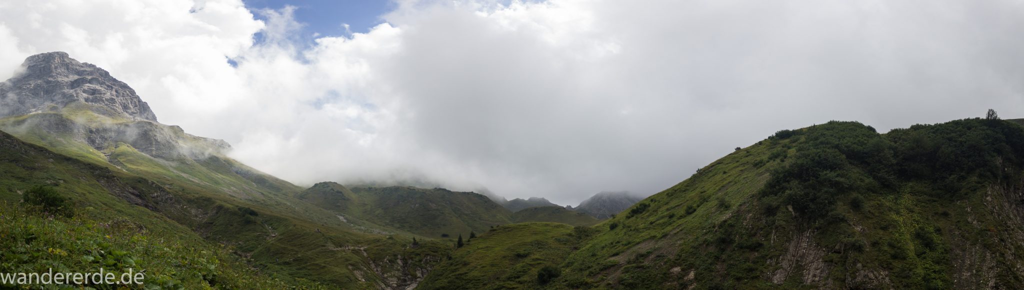 Alpenüberquerung Fernwanderweg E5 Oberstdorf Meran, 1. Etappe von Oberstdorf zur Kemptner Hütte, Wanderweg führt von der Spielmannsau bei Oberstdorf im Allgäu zur Kemptner Hütte entlang eines schmalen Wanderpfads über Stock und Stein, Weg durch Sperrbachtobel, Sicht auf schöne Berge im Nebel, Wegverlauf zunehmend ansteigend, teilweise steil