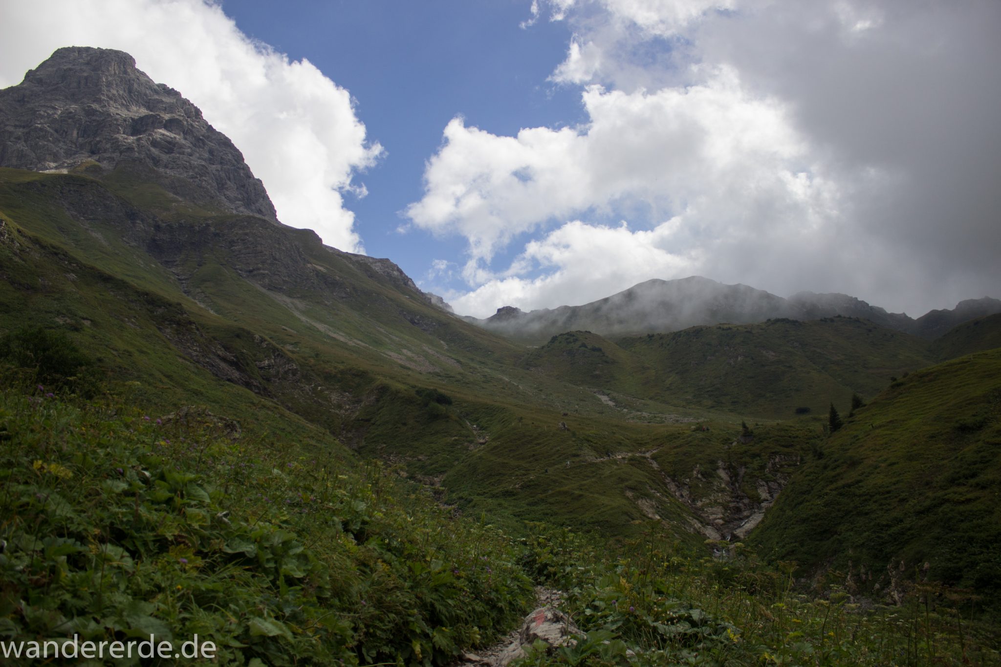 Alpenüberquerung Fernwanderweg E5 Oberstdorf Meran, 1. Etappe von Oberstdorf zur Kemptner Hütte, Wanderweg führt von der Spielmannsau bei Oberstdorf im Allgäu zur Kemptner Hütte entlang eines schmalen Wanderpfads über Stock und Stein, Weg durch Sperrbachtobel, Sicht auf schöne Berge im Nebel, Wegverlauf zunehmend ansteigend, teilweise steil