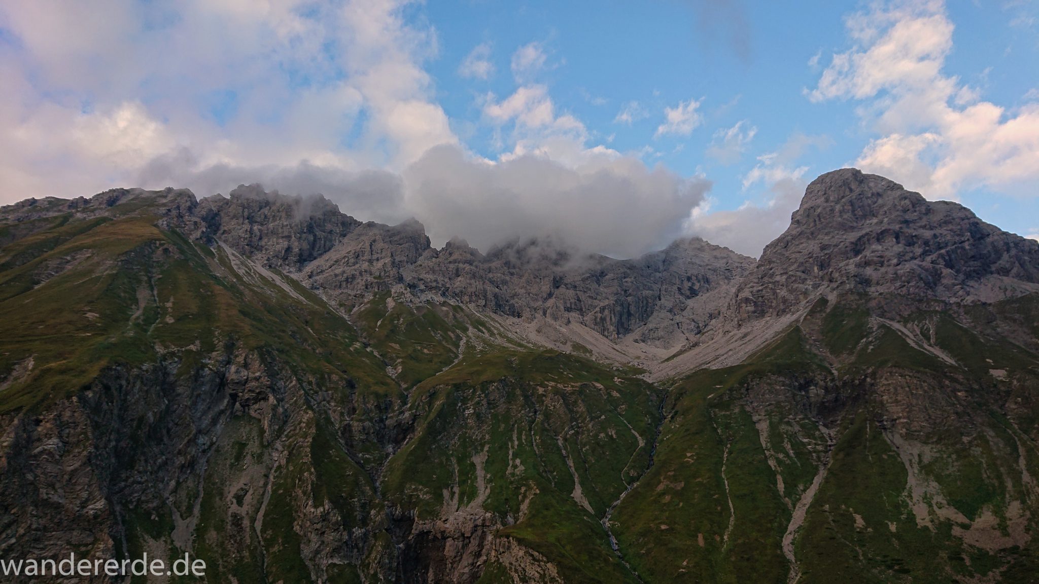 Alpenüberquerung Fernwanderweg E5 Oberstdorf Meran, 1. Etappe von Oberstdorf zur Kemptner Hütte, Ausblick bei der Kemptner Hütte auf die umliegenden schönen Berge, teilweise in Wolken gehüllt, kurz vor Sonnenuntergang