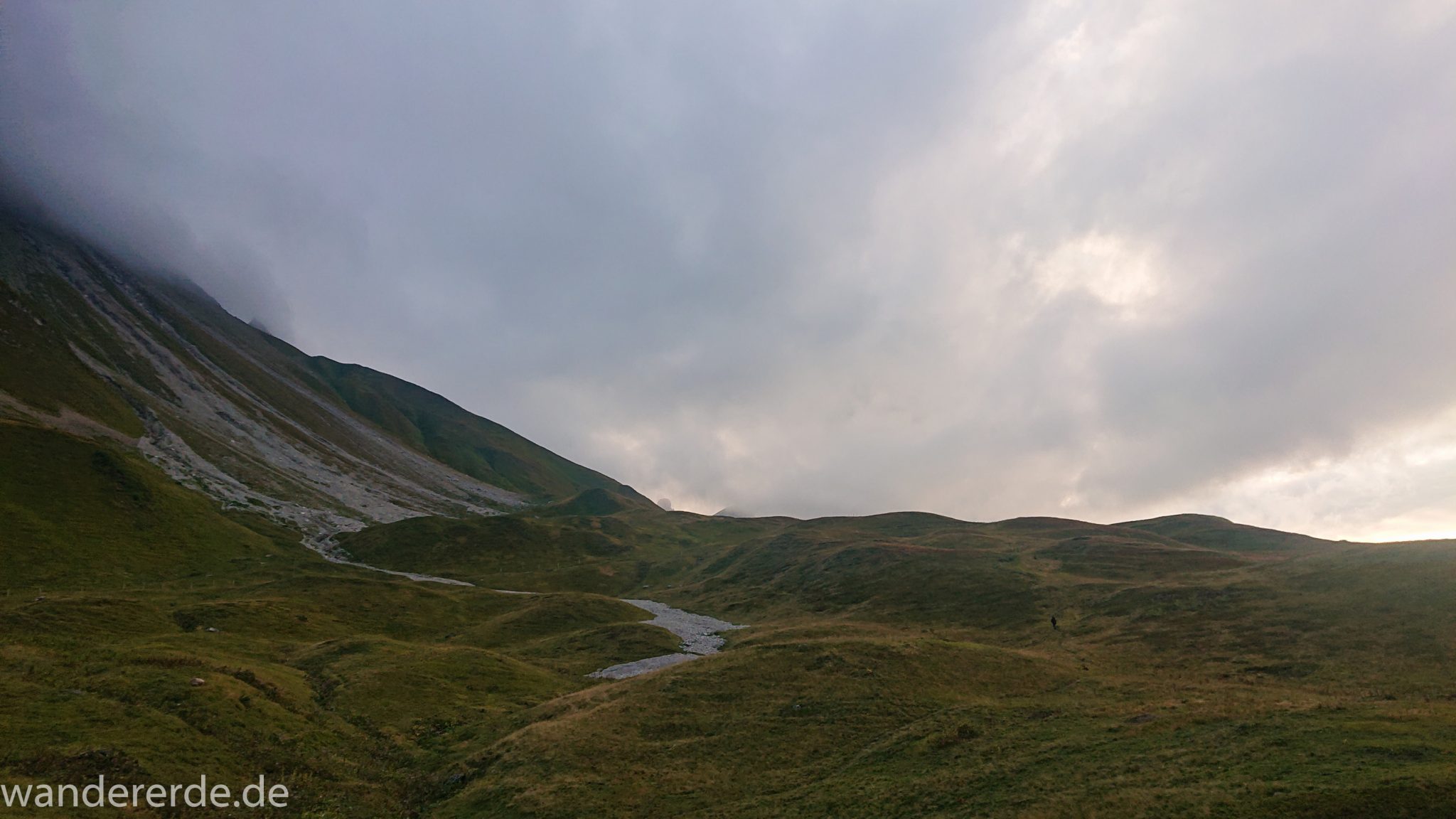 Alpenüberquerung Fernwanderweg E5 Oberstdorf Meran, 1. Etappe von Oberstdorf zur Kemptner Hütte, Ausblick bei der Kemptner Hütte auf die umliegenden schönen Berge, teilweise in Wolken gehüllt, kurz vor Sonnenuntergang