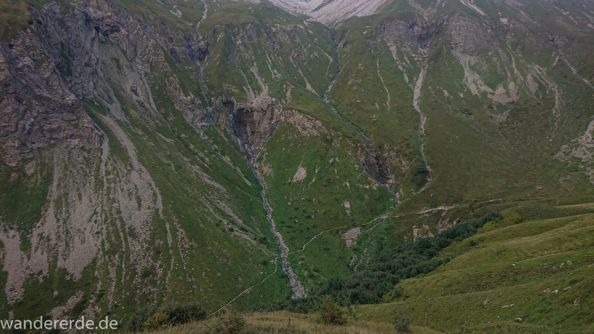 Alpenüberquerung Fernwanderweg E5 Oberstdorf Meran, 1. Etappe von Oberstdorf zur Kemptner Hütte, Wanderweg führt von der Spielmannsau bei Oberstdorf im Allgäu zur Kemptner Hütte entlang eines schmalen Wanderpfads über Stock und Stein, Blick von oben auf den Weg durch Sperrbachtobel, Sicht auf schöne Berge, Wegverlauf zunehmend ansteigend, teilweise steil