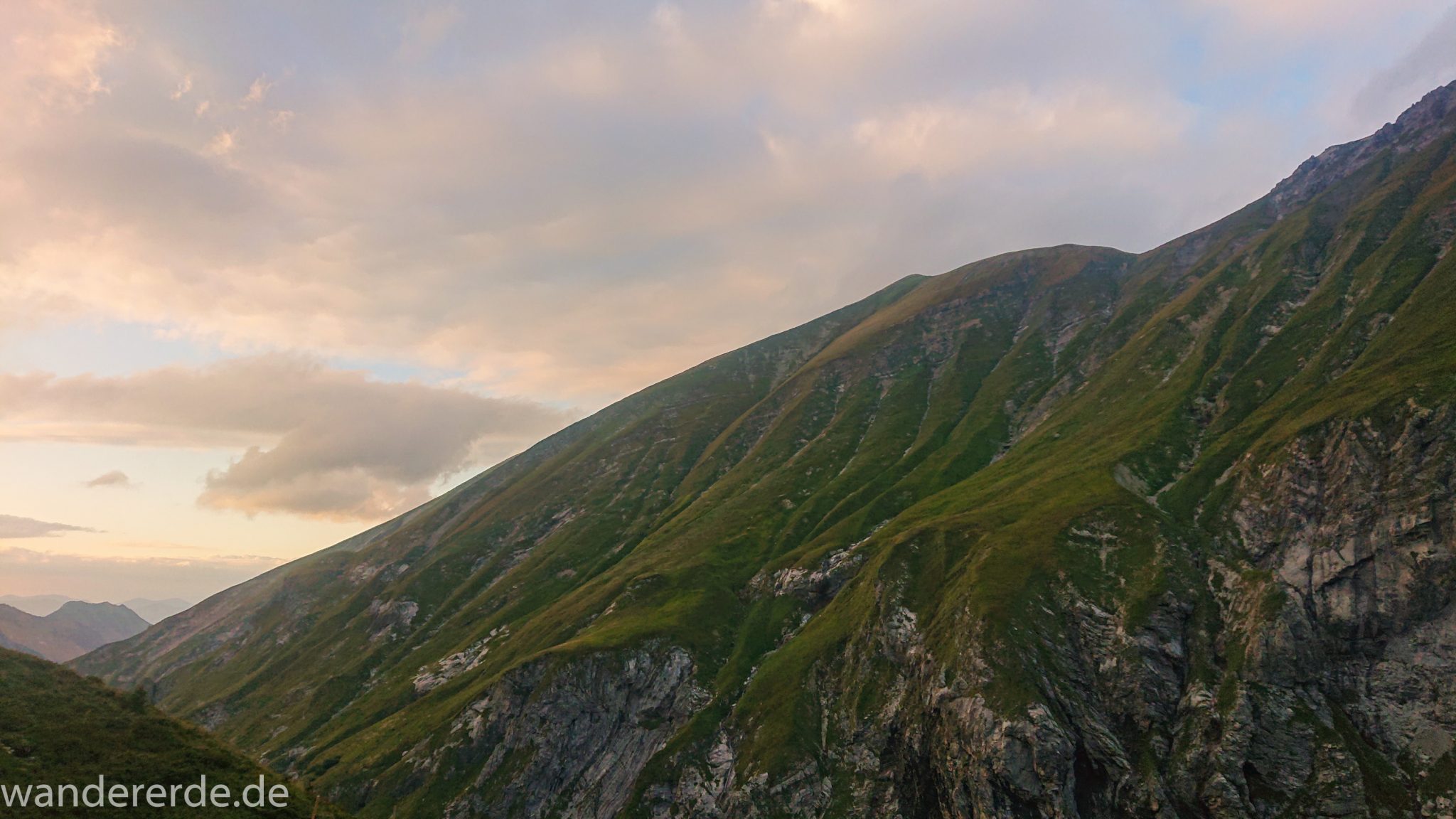 Alpenüberquerung Fernwanderweg E5 Oberstdorf Meran, 1. Etappe von Oberstdorf zur Kemptner Hütte, Ausblick bei der Kemptner Hütte auf die umliegenden schönen Berge, teilweise in Wolken gehüllt, grüne Wiesen im Allgäu, kurz vor Sonnenuntergang