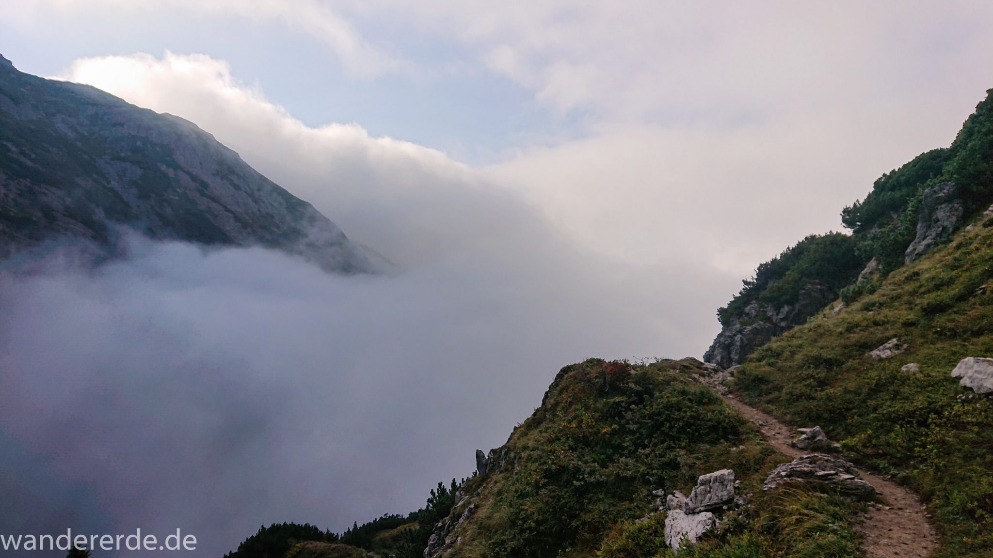 Alpenüberquerung Fernwanderweg E5 Oberstdorf Meran, 2. Etappe von Kemptner Hütte zur Memminger Hütte, schöner, schmaler Wanderweg in der Nähe vom Mädelejoch, umliegende Berge in Wolken gehüllt, Berggipfel nicht sichtbar, Wanderung mit eingeschränkter Sicht wegen Nebel, beeindruckende Landschaft in den Bergen