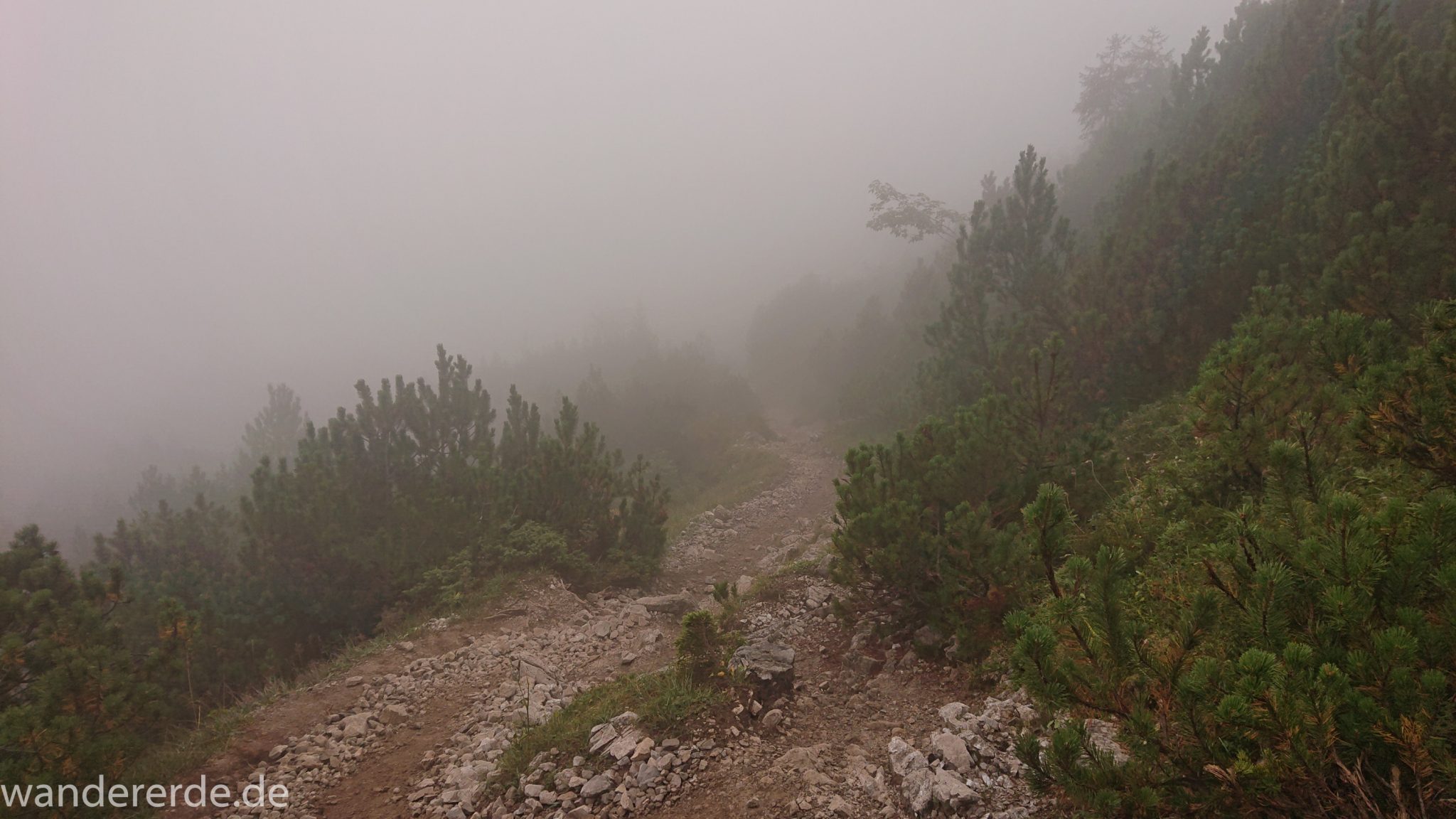 Alpenüberquerung Fernwanderweg E5 Oberstdorf Meran, 2. Etappe von Kemptner Hütte zur Memminger Hütte, schöner, schmaler Wanderweg nach Passierung des Mädelejochs, umliegende Landschaft in Wolken gehüllt, Wanderung mit eingeschränkter Sicht wegen Nebel, beeindruckende Landschaft in den Bergen