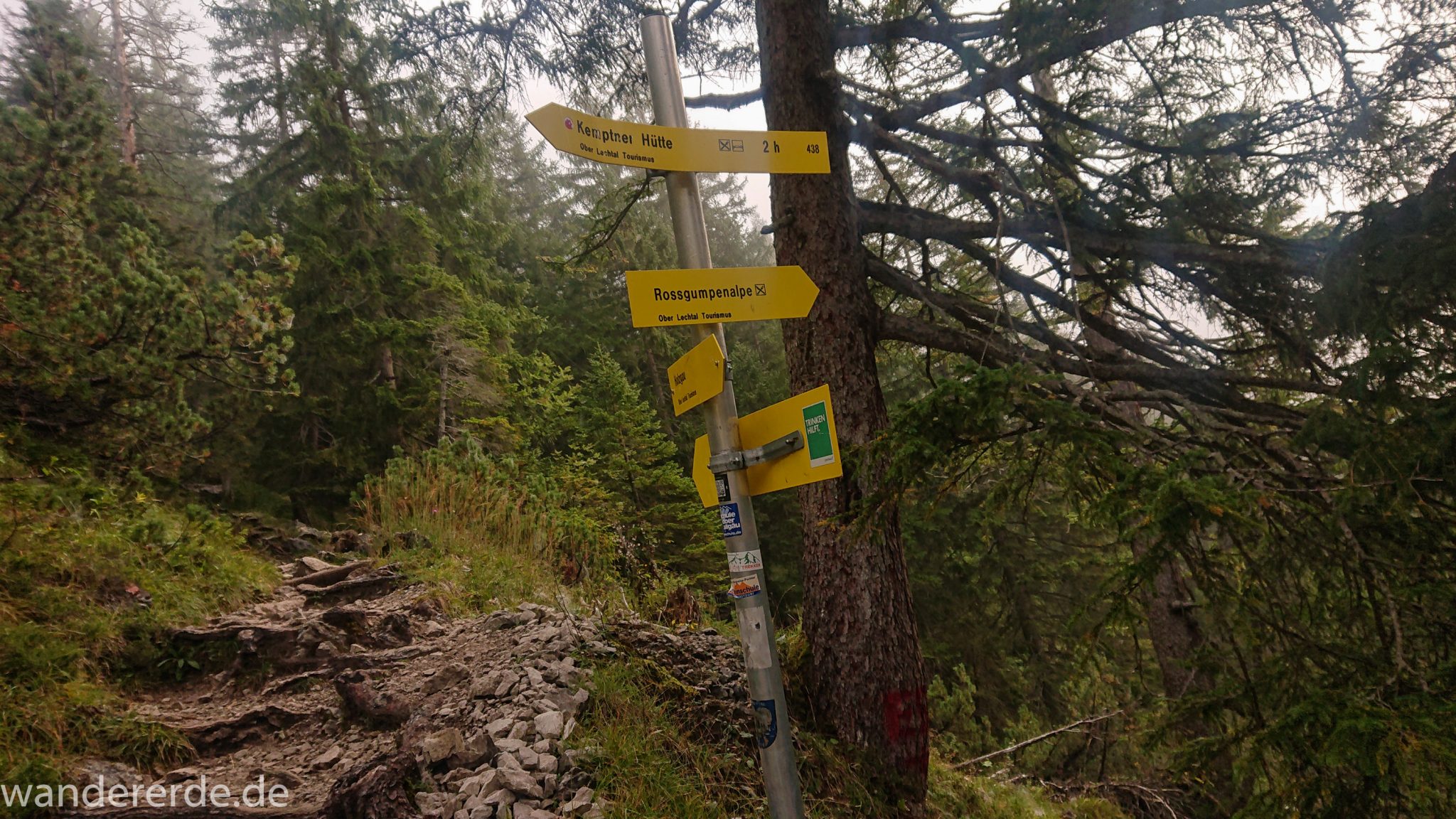 Alpenüberquerung Fernwanderweg E5 Oberstdorf Meran, 2. Etappe von Kemptner Hütte zur Memminger Hütte, schöner und abwechslungsreicher Wanderweg über Stock und Stein, Beschilderung des E5 Wanderweges zur Kemptner Hütte und weiter zur Rossgumpenalpe, beeindruckende Landschaft mit grüner Vegetation
