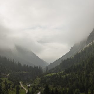 Alpenüberquerung Fernwanderweg E5 Oberstdorf Meran, 2. Etappe von Kemptner Hütte zur Memminger Hütte, schöner und abwechslungsreicher Wanderweg führt absteigend über die Obere und Untere Rossgumpenalpe in das sehr schöne Höhenbachtal mit beeindruckender Landschaft, grüne Vegetation mit Bäumen und Wiesen, idyllischer Rossgumpenbach fließt durch wolkenverhangenes Tal