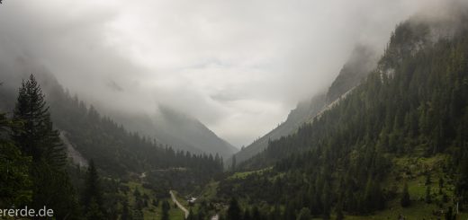Alpenüberquerung Fernwanderweg E5 Oberstdorf Meran, 2. Etappe von Kemptner Hütte zur Memminger Hütte, schöner und abwechslungsreicher Wanderweg führt absteigend über die Obere und Untere Rossgumpenalpe in das sehr schöne Höhenbachtal mit beeindruckender Landschaft, grüne Vegetation mit Bäumen und Wiesen, idyllischer Rossgumpenbach fließt durch wolkenverhangenes Tal