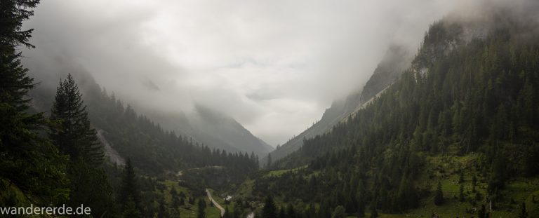 Alpenüberquerung Fernwanderweg E5 Oberstdorf Meran, 2. Etappe von Kemptner Hütte zur Memminger Hütte, schöner und abwechslungsreicher Wanderweg führt absteigend über die Obere und Untere Rossgumpenalpe in das sehr schöne Höhenbachtal mit beeindruckender Landschaft, grüne Vegetation mit Bäumen und Wiesen, idyllischer Rossgumpenbach fließt durch wolkenverhangenes Tal