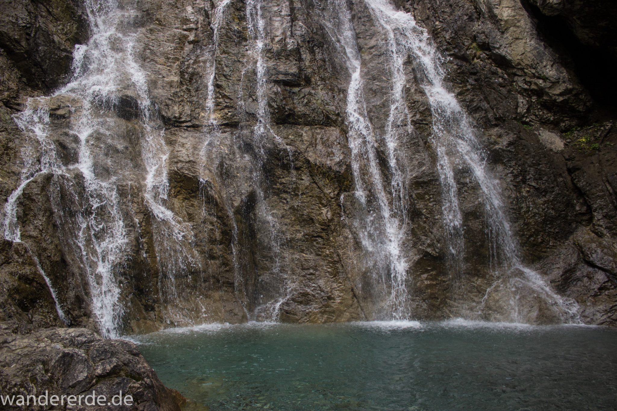 Alpenüberquerung Fernwanderweg E5 Oberstdorf Meran, 2. Etappe von Kemptner Hütte zur Memminger Hütte, schöner und abwechslungsreicher Wanderweg führt absteigend über die Obere und Untere Rossgumpenalpe in das sehr schöne Höhenbachtal mit beeindruckender Landschaft, kleiner Wasserfall durch sehr kurzen Umweg zu erreichen