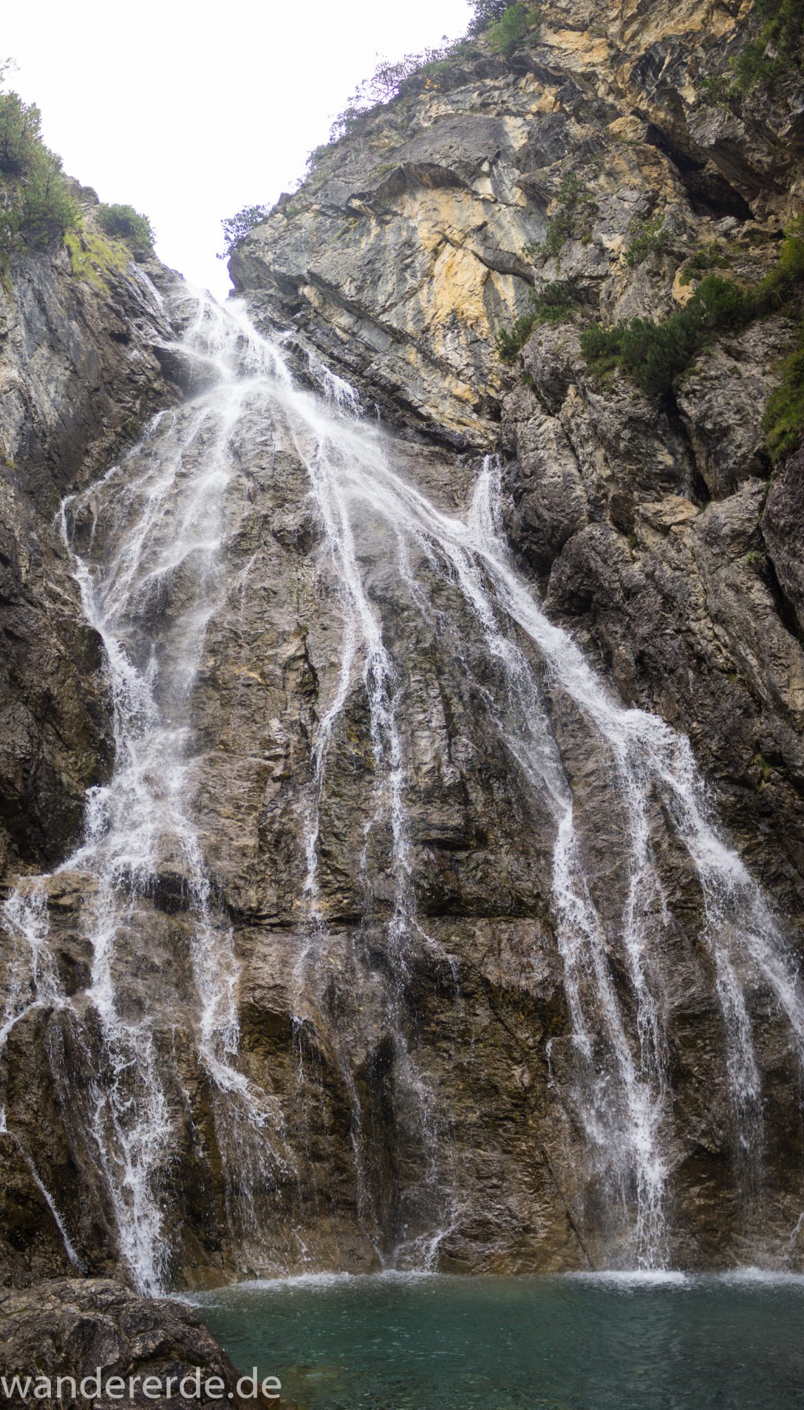 Alpenüberquerung Fernwanderweg E5 Oberstdorf Meran, 2. Etappe von Kemptner Hütte zur Memminger Hütte, schöner und abwechslungsreicher Wanderweg führt absteigend über die Obere und Untere Rossgumpenalpe in das sehr schöne Höhenbachtal mit beeindruckender Landschaft, kleiner Wasserfall durch sehr kurzen Umweg zu erreichen