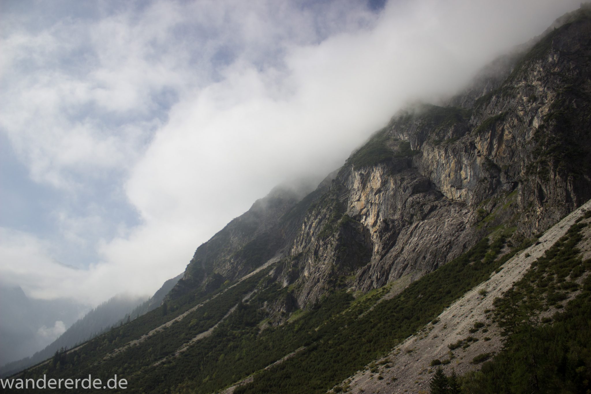 Alpenüberquerung Fernwanderweg E5 Oberstdorf Meran, 2. Etappe von Kemptner Hütte zur Memminger Hütte, schöner und abwechslungsreicher Wanderweg führt in das sehr schöne Höhenbachtal mit beeindruckender Landschaft, grüne Vegetation, Blick auf Berghang und Felswände
