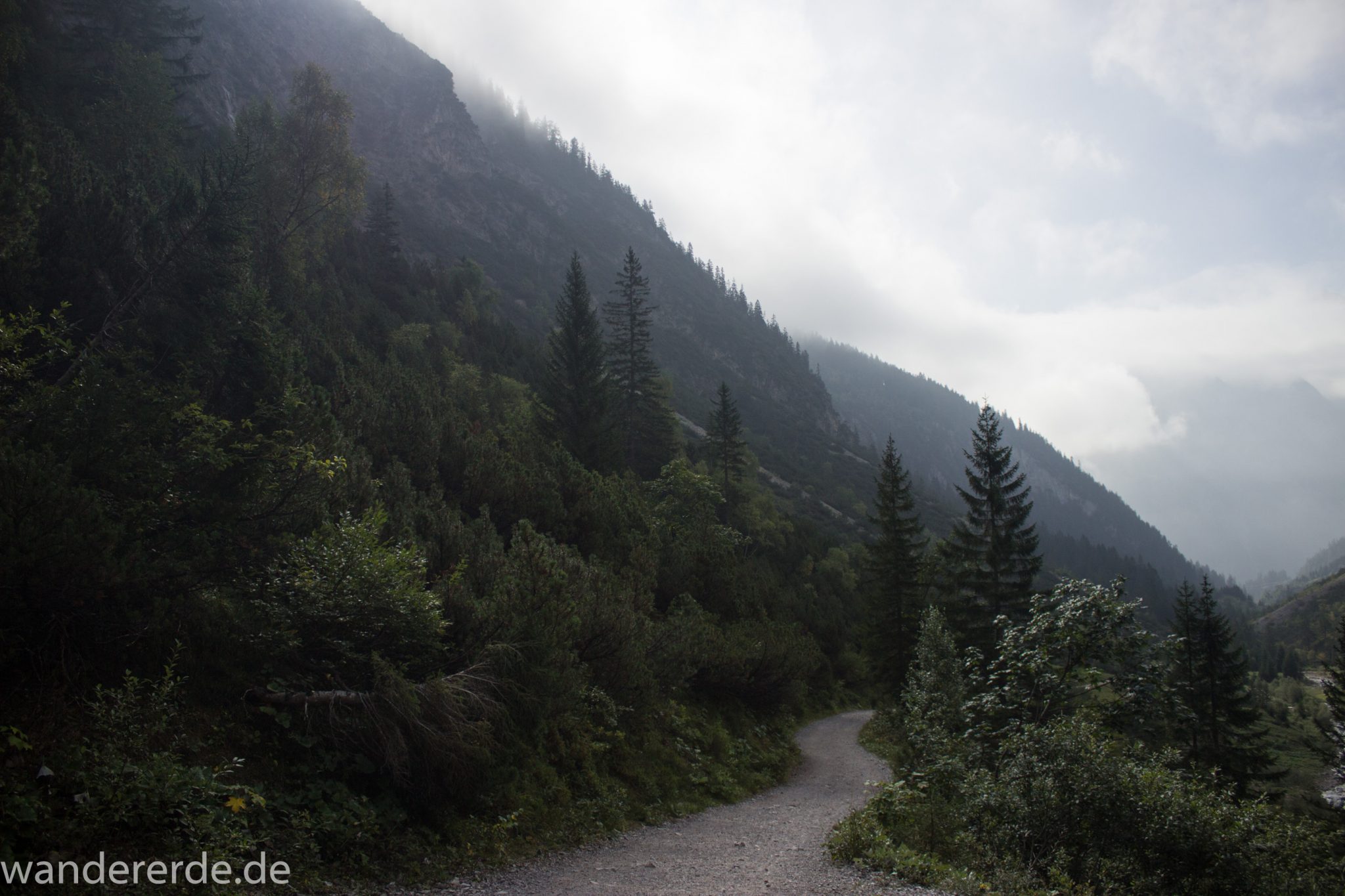 Alpenüberquerung Fernwanderweg E5 Oberstdorf Meran, 2. Etappe von Kemptner Hütte zur Memminger Hütte, schöner und abwechslungsreicher Wanderweg führt absteigend über die Obere und Untere Rossgumpenalpe in das sehr schöne Höhenbachtal mit beeindruckender Landschaft, grüne Vegetation mit schönem Wald, Blick auf in Wolken gehüllte Berggipfel