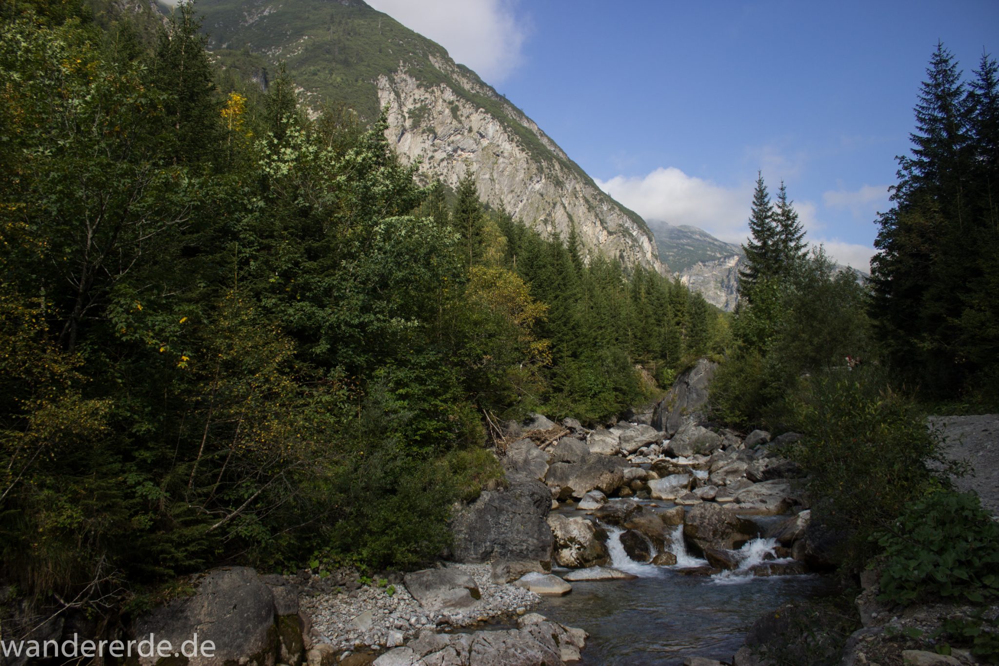 Alpenüberquerung Fernwanderweg E5 Oberstdorf Meran, 2. Etappe von Kemptner Hütte zur Memminger Hütte, schöner und abwechslungsreicher Wanderweg führt absteigend über die Obere und Untere Rossgumpenalpe in das sehr schöne Höhenbachtal mit beeindruckender Landschaft, grüne Vegetation mit Bäumen und Wiesen, idyllischer Rossgumpenbach fließt durch wolkenverhangenes Tal
