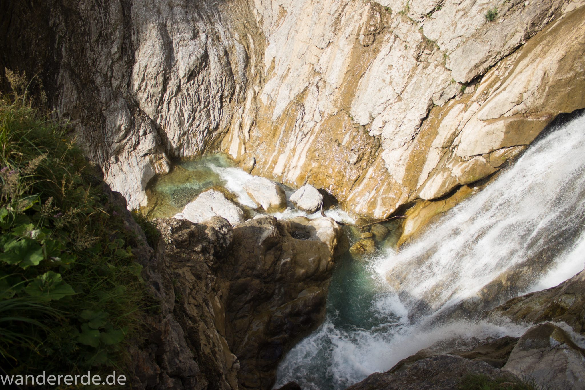 Alpenüberquerung Fernwanderweg E5 Oberstdorf Meran, 2. Etappe von Kemptner Hütte zur Memminger Hütte, schöner und abwechslungsreicher Wanderweg führt durch das schöne Höhenbachtal mit idyllischer Landschaft zum beeindruckenden Simms-Wasserfall, umgeben von hohen Felswänden