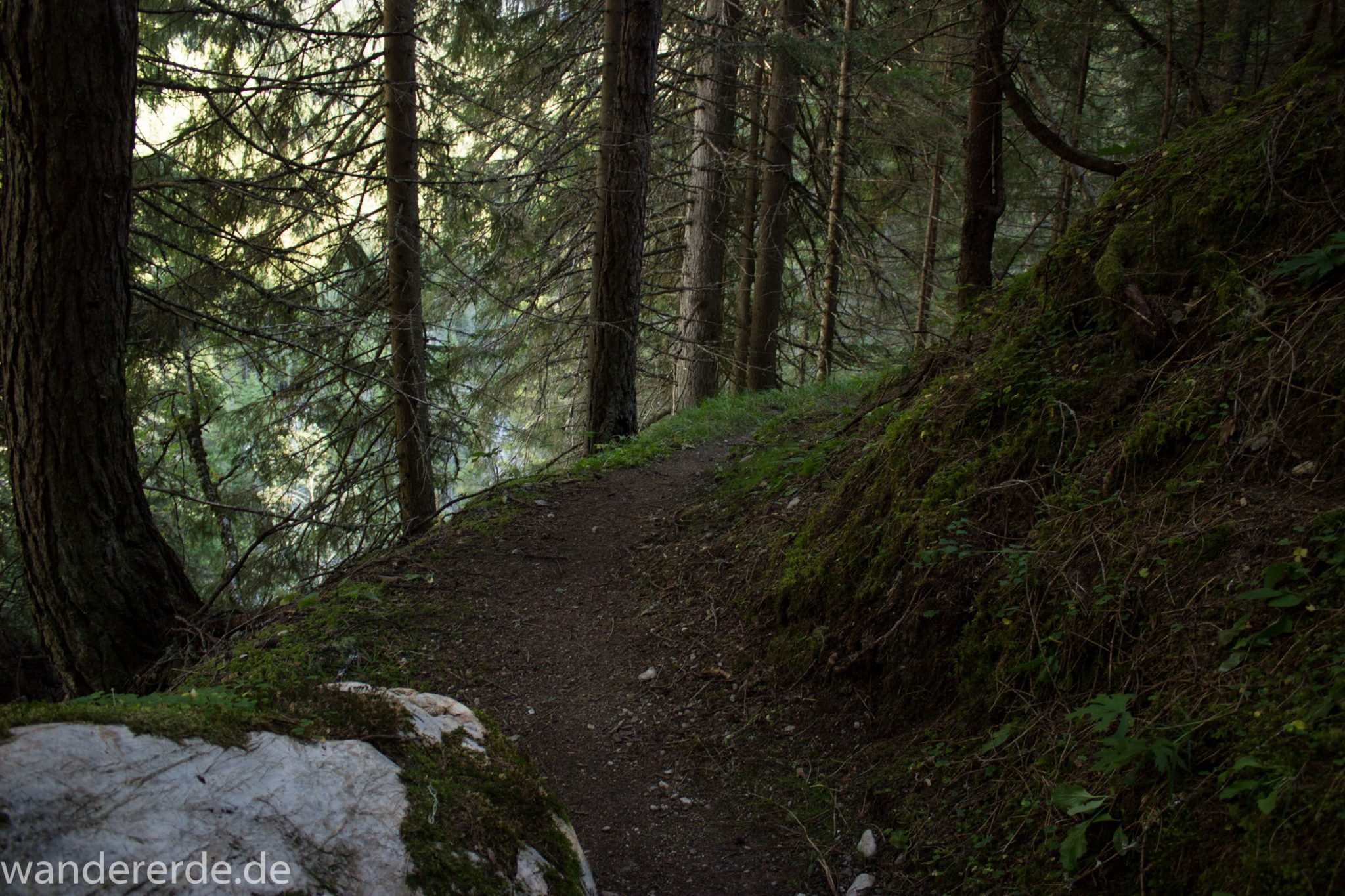 Alpenüberquerung Fernwanderweg E5 Oberstdorf Meran, 2. Etappe von Kemptner Hütte zur Memminger Hütte, schöner Wanderweg führt ab Ort Bach Winkl durch das schöne Madautal mit idyllischer Landschaft und grüner Vegetation, Wegmarkierung E5 macht nicht ersichtlich das der E5 hier entlang führt, dies ist auch am Weg erkennbar, Wanderweg führt bis zur Materialseilbahn der Memminger Hütte