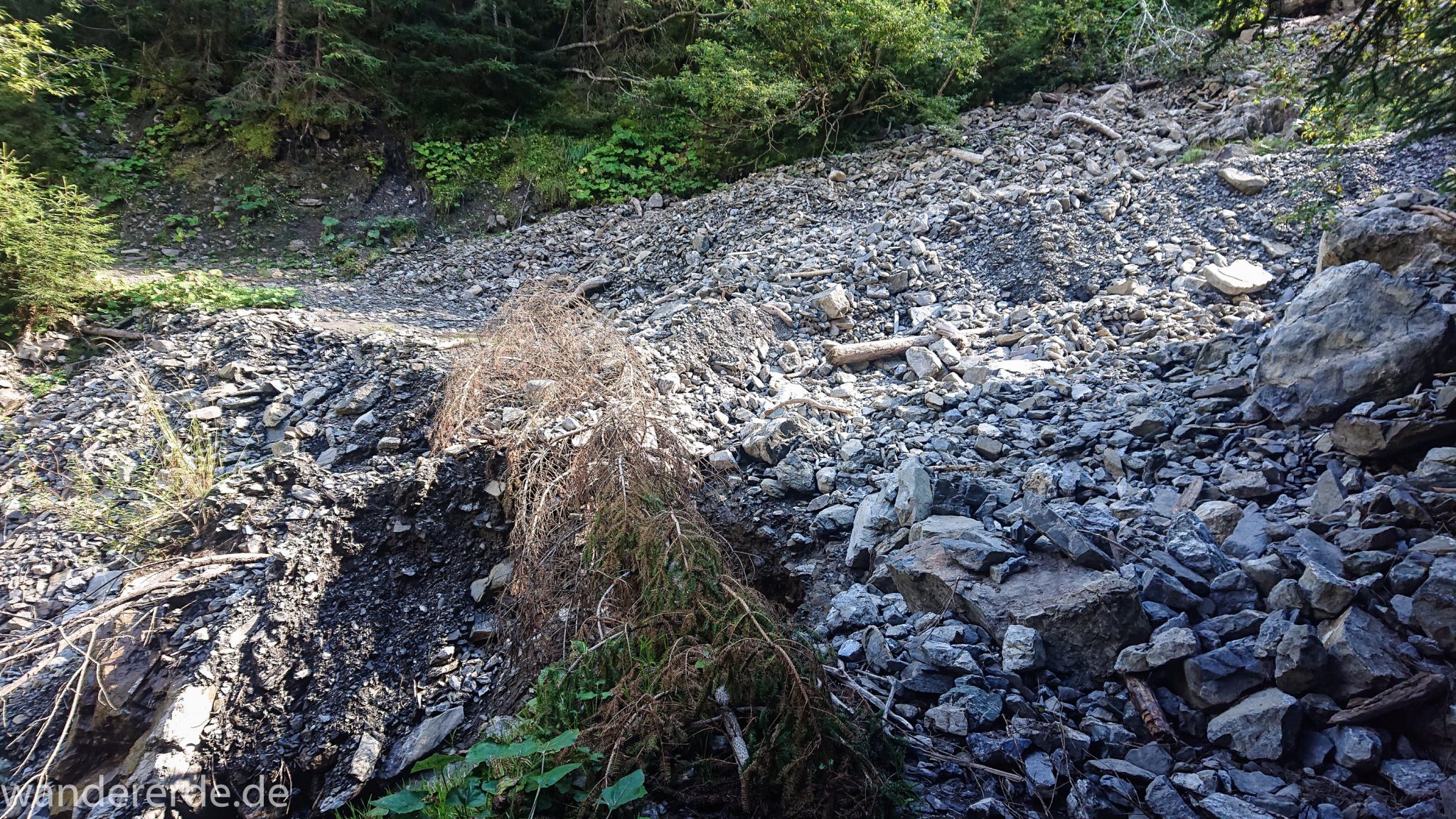 Alpenüberquerung Fernwanderweg E5 Oberstdorf Meran, 2. Etappe von Kemptner Hütte zur Memminger Hütte, schöner abwechslungsreicher Wanderweg führt ab Ort Bach Winkl durch das schöne Madautal mit idyllischer Landschaft und grüner Vegetation, Wegmarkierung E5 macht nicht ersichtlich das der E5 hier entlang führt, dies ist auch am Weg erkennbar, Wanderweg führt bis zur Materialseilbahn der Memminger Hütte
