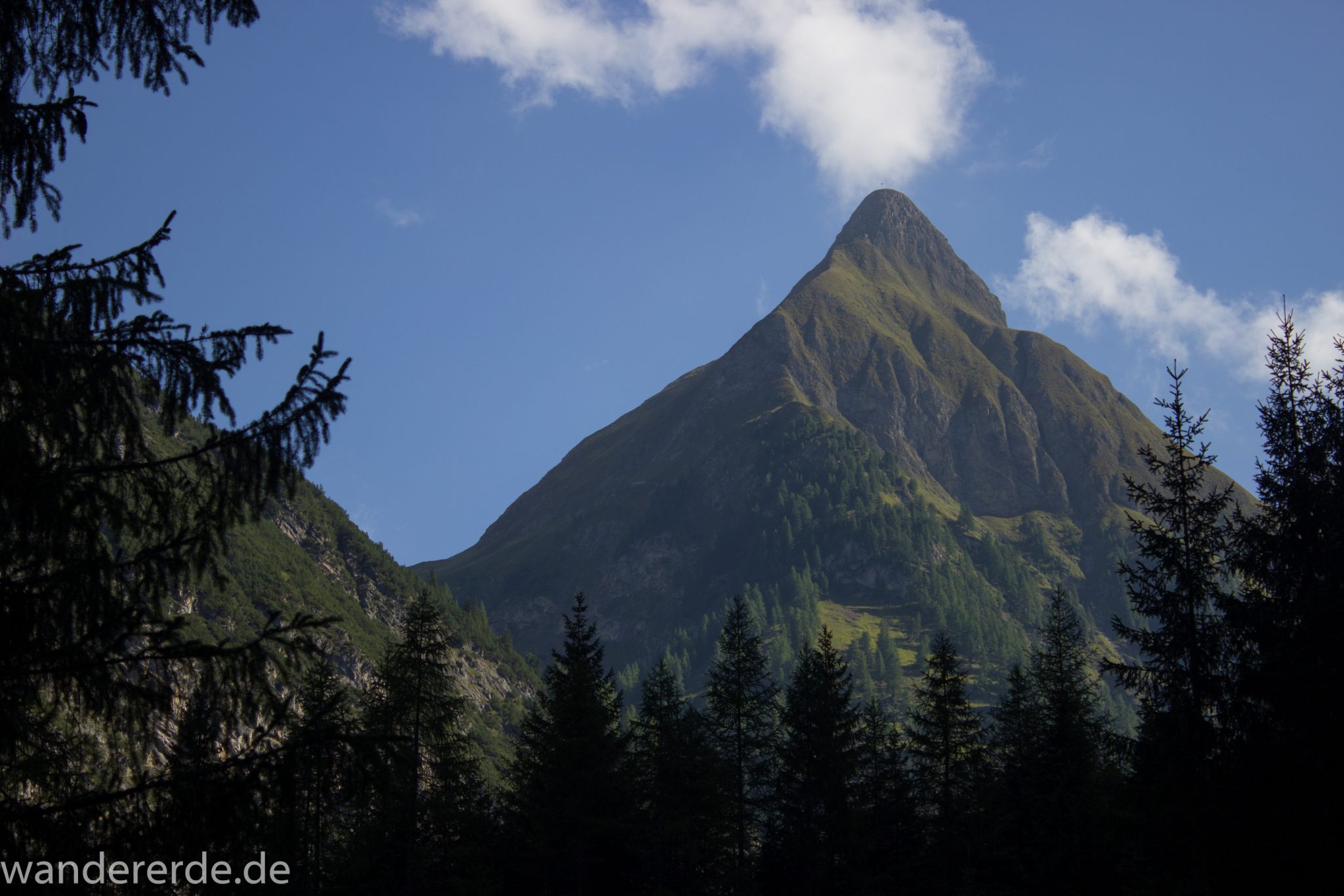 Alpenüberquerung Fernwanderweg E5 Oberstdorf Meran, 2. Etappe von Kemptner Hütte zur Memminger Hütte, schöner abwechslungsreicher Wanderweg führt ab Ort Bach Winkl bis zur Materialseilbahn der Memminger Hütte durch das schöne Madautal mit idyllischer Landschaft und grüner Vegetation, Blick auf schönen Berg und grüne Bäume