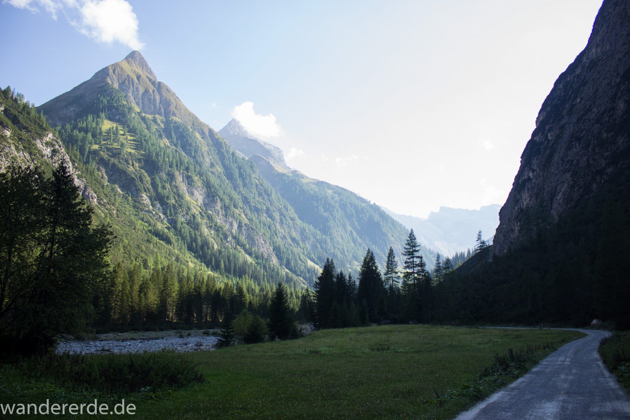 Alpenüberquerung Fernwanderweg E5 Oberstdorf Meran, 2. Etappe von Kemptner Hütte zur Memminger Hütte, schöner abwechslungsreicher Wanderweg führt ab Ort Bach Winkl bis zur Materialseilbahn der Memminger Hütte durch das schöne Madautal mit idyllischer Landschaft und grüner Vegetation, Blick auf schöne Berge, saftige Wiese und grüne Bäume, Bach fließt durch Tal