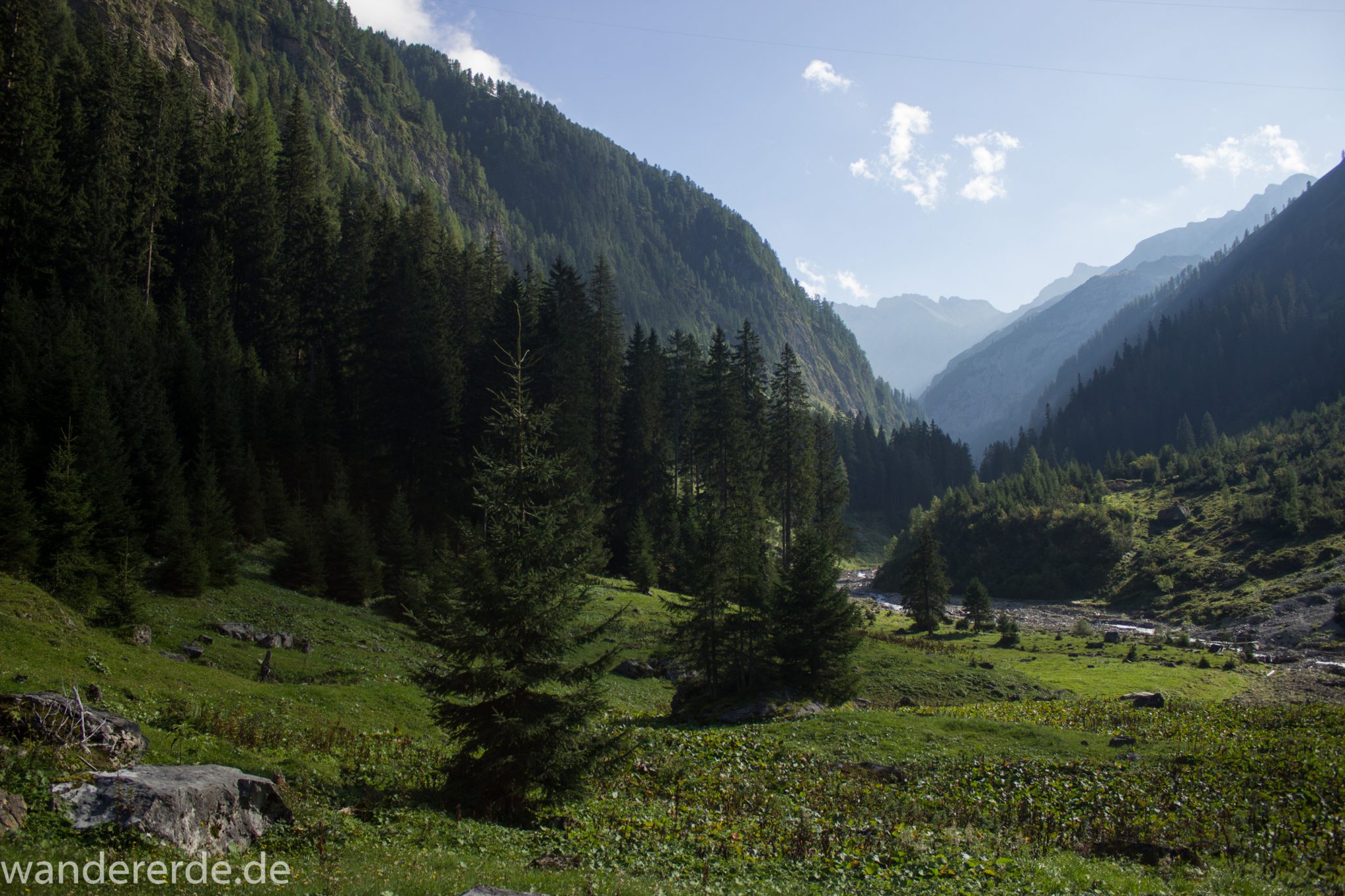 Alpenüberquerung Fernwanderweg E5 Oberstdorf Meran, 2. Etappe von Kemptner Hütte zur Memminger Hütte, schöner abwechslungsreicher Wanderweg führt ab Ort Bach Winkl bis zur Materialseilbahn der Memminger Hütte durch das schöne Madautal mit idyllischer Landschaft und grüner Vegetation, Blick auf schöne Berge, saftige Wiese und grüne Bäume, Bach fließt durch Tal