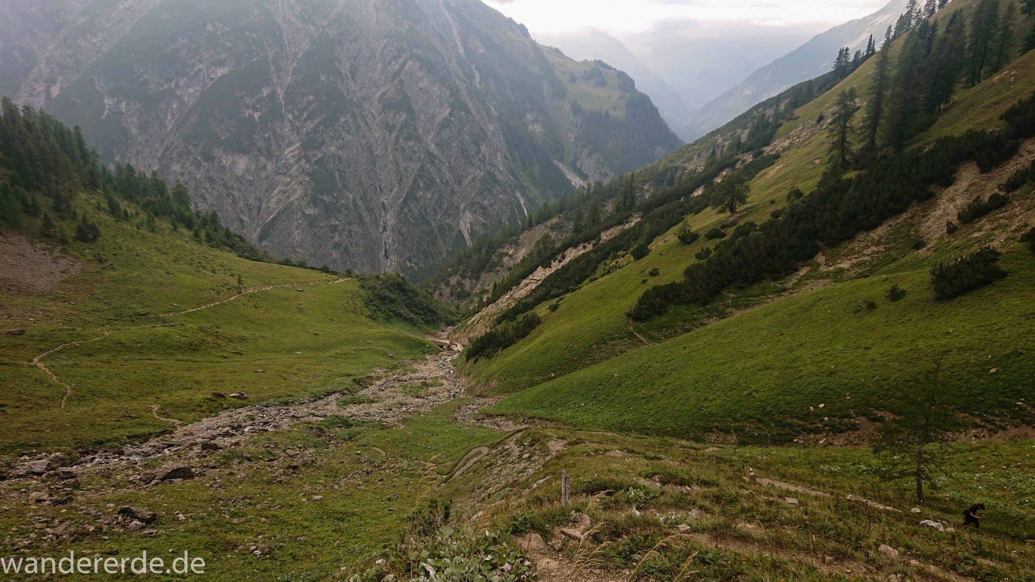 Alpenüberquerung Fernwanderweg E5 Oberstdorf Meran, 2. Etappe von Kemptner Hütte zur Memminger Hütte, schöner abwechslungsreicher und schmaler Wanderweg führt über Stock und Stein ab der Materialseilbahn der Memminger Hütte zunächst mäßig, dann steiler bergauf zur Memminger Hütte, idyllische Landschaft öffnet sich zu flacherer Ebene mit saftig grünen Wiesen und führt zum schönen Wasserfall umgeben von beeindruckenden Bergen und rundum schöner Aussicht