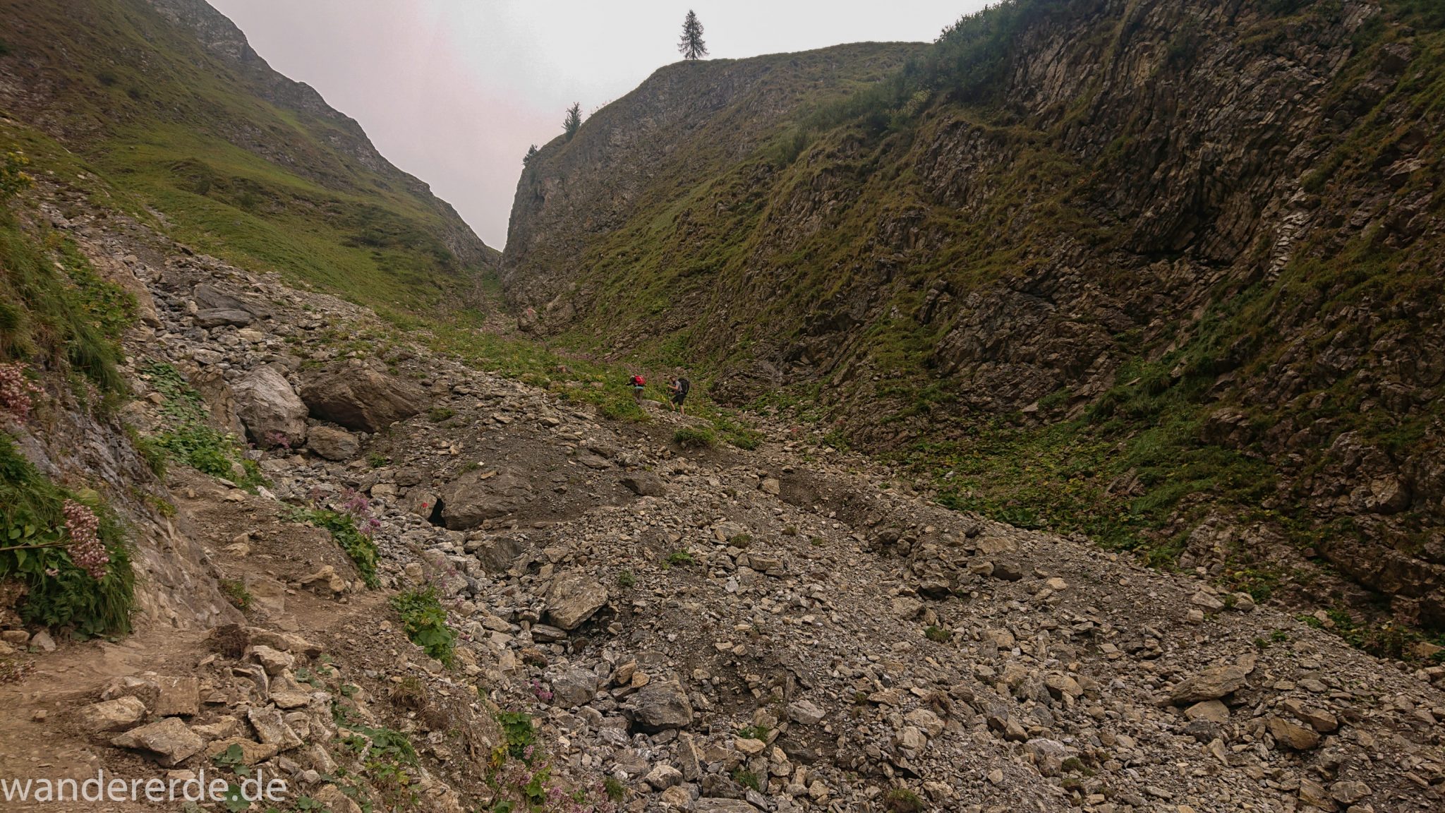 Alpenüberquerung Fernwanderweg E5 Oberstdorf Meran, 2. Etappe von Kemptner Hütte zur Memminger Hütte, schöner abwechslungsreicher und schmaler Wanderweg führt über Stock und Stein ab der Materialseilbahn der Memminger Hütte zunächst mäßig, dann steiler bergauf zur Memminger Hütte, ab schönem Wasserfall wird Wegverlauf steiler, umgeben von beeindruckenden Bergen und rundum schöner Aussicht