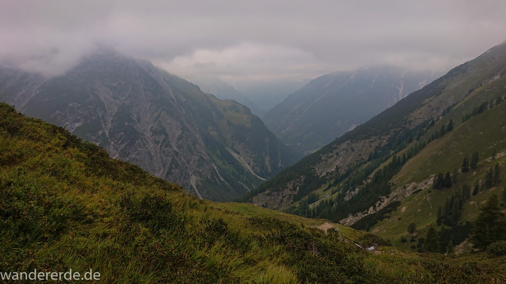 Alpenüberquerung Fernwanderweg E5 Oberstdorf Meran, 2. Etappe von Kemptner Hütte zur Memminger Hütte, schöner abwechslungsreicher und schmaler Wanderweg führt über Stock und Stein ab der Materialseilbahn der Memminger Hütte zunächst mäßig, dann steiler bergauf zur Memminger Hütte, ab schönem Wasserfall wird Wegverlauf steiler, umgeben von beeindruckenden Bergen und rundum schöner Aussicht, am späteren Nachmittag werden Berge langsam von aufziehenden Wolken verhangen