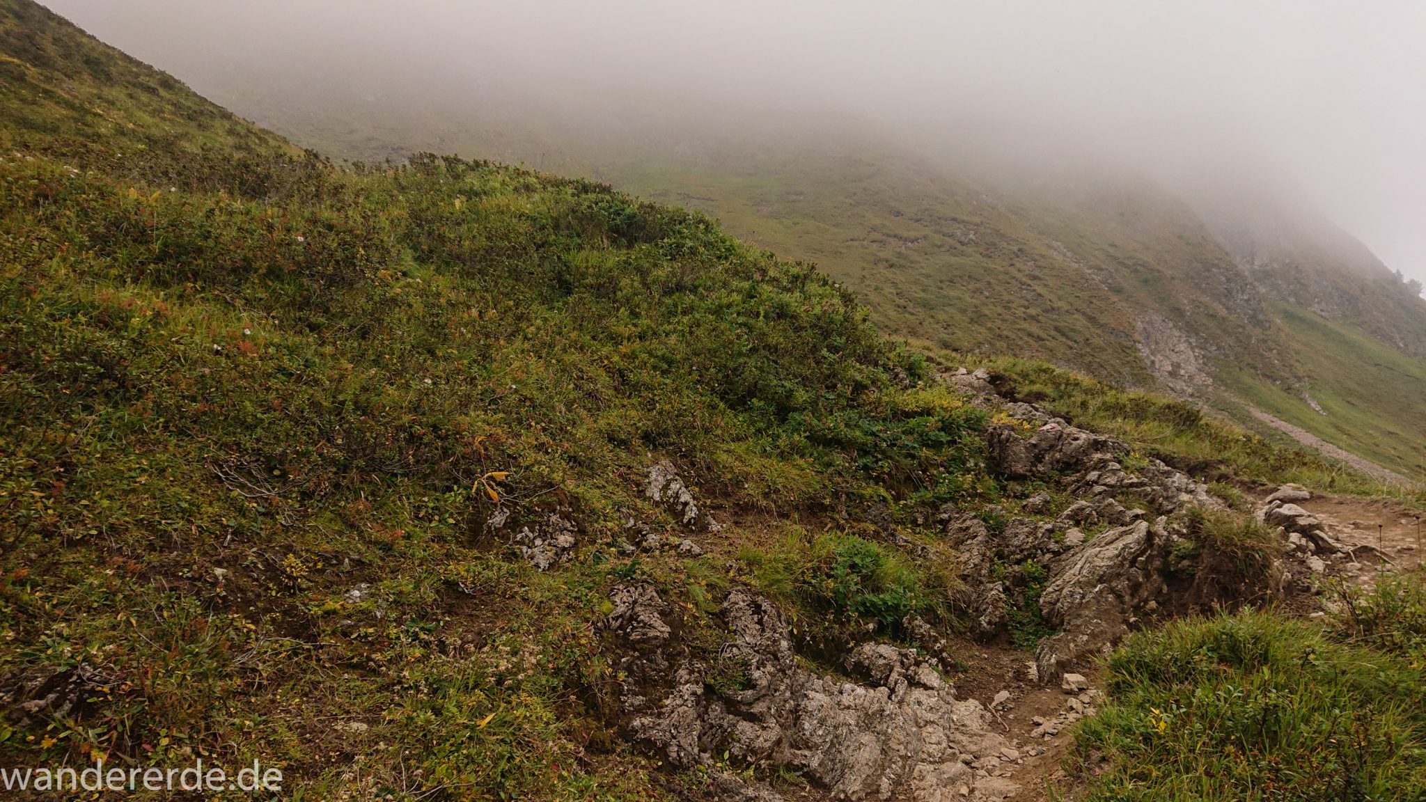 Alpenüberquerung Fernwanderweg E5 Oberstdorf Meran, 2. Etappe von Kemptner Hütte zur Memminger Hütte, schöner abwechslungsreicher und schmaler Wanderweg führt über Stock und Stein ab der Materialseilbahn der Memminger Hütte zunächst mäßig, dann steiler bergauf zur Memminger Hütte, umgeben von beeindruckenden Bergen und rundum schöner Aussicht, am späteren Nachmittag werden Berge langsam von aufziehenden Wolken verhangen