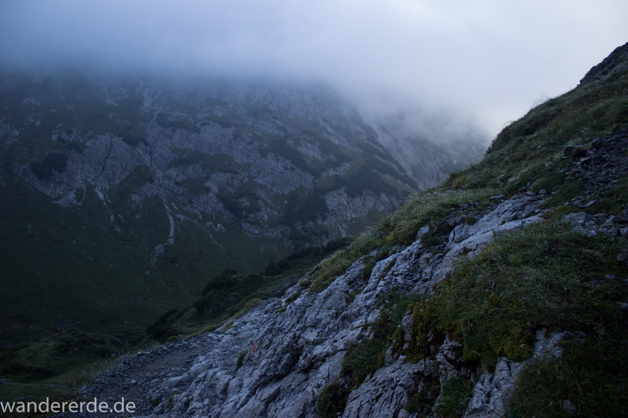 Alpenüberquerung Fernwanderweg E5 Oberstdorf Meran, 2. Etappe von Kemptner Hütte zur Memminger Hütte, schöner, schmaler Wanderweg in der Nähe vom Mädelejoch, umliegende Berge in Wolken gehüllt, Berggipfel nicht sichtbar, Wanderung mit eingeschränkter Sicht wegen Nebel, beeindruckende Landschaft in den Bergen