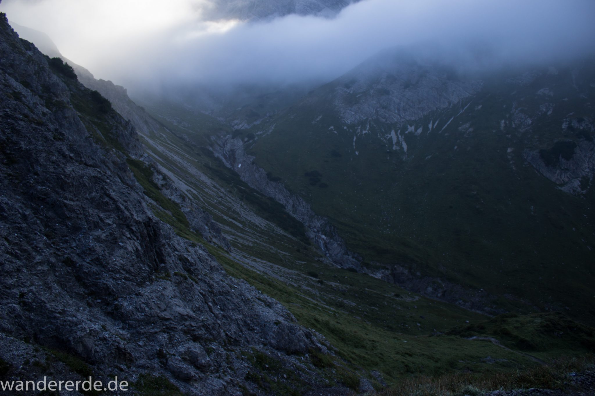 Alpenüberquerung Fernwanderweg E5 Oberstdorf Meran, 2. Etappe von Kemptner Hütte zur Memminger Hütte, in der Nähe vom Mädelejoch, umliegende Berge in Wolken gehüllt, Berggipfel nicht sichtbar, Wanderung mit eingeschränkter Sicht wegen Nebel, beeindruckende Landschaft in den Bergen, bezaubernde Alpen