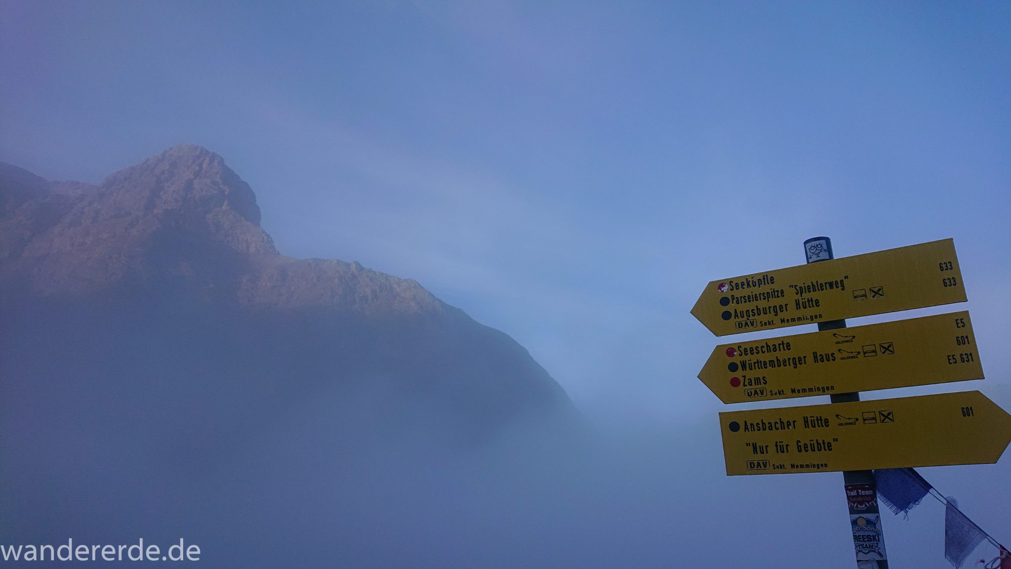 Alpenüberquerung Fernwanderweg E5 Oberstdorf Meran, 3. Etappe von Memminger Hütte zur Skihütte Zams, Berge sind am frühen Morgen noch in Nebel getaucht, aber die Sonne scheint, herrliches Wetter zum Wandern, Beschilderung E5 Weg führt über steilen und ausgesetzten Wanderweg über die Seescharte
