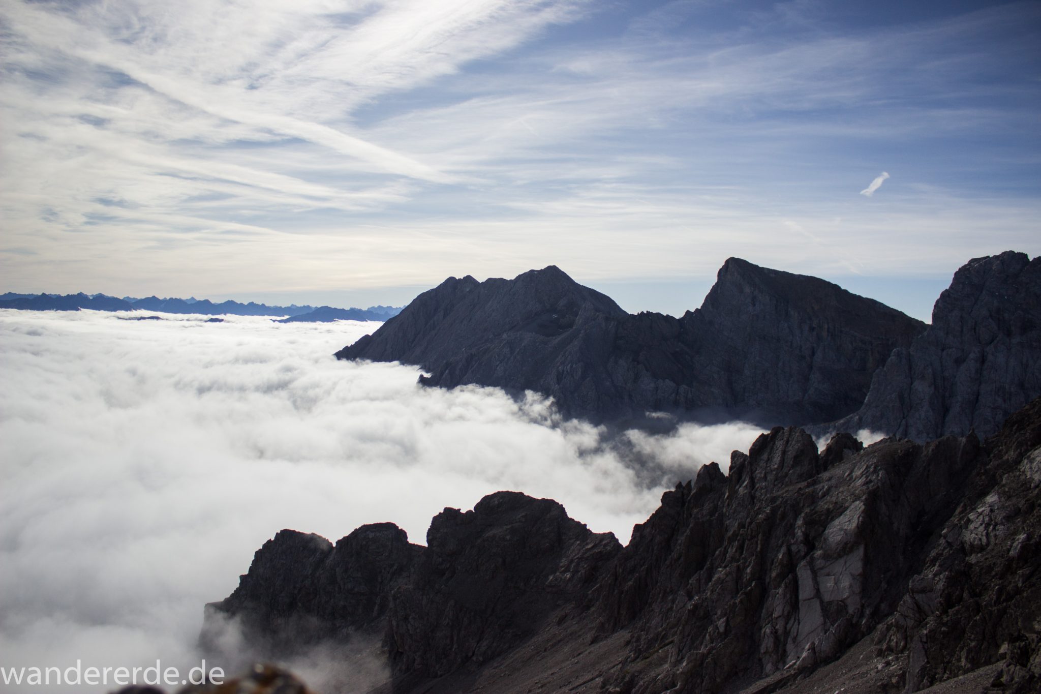 Alpenüberquerung Fernwanderweg E5 Oberstdorf Meran, 3. Etappe von Memminger Hütte zur Skihütte Zams, E5 Wanderweg führt zu Beginn der dritten Etappe ab der Memminger Hütte über steilen und ausgesetzten Wanderweg über die Seescharte, Blick auf die vor einem liegenden Berge der Alpen bei Erreichen der Seescharte, nach langem, steilen Aufstieg auf der schattigen Seite erreicht man damit die sonnige Seite