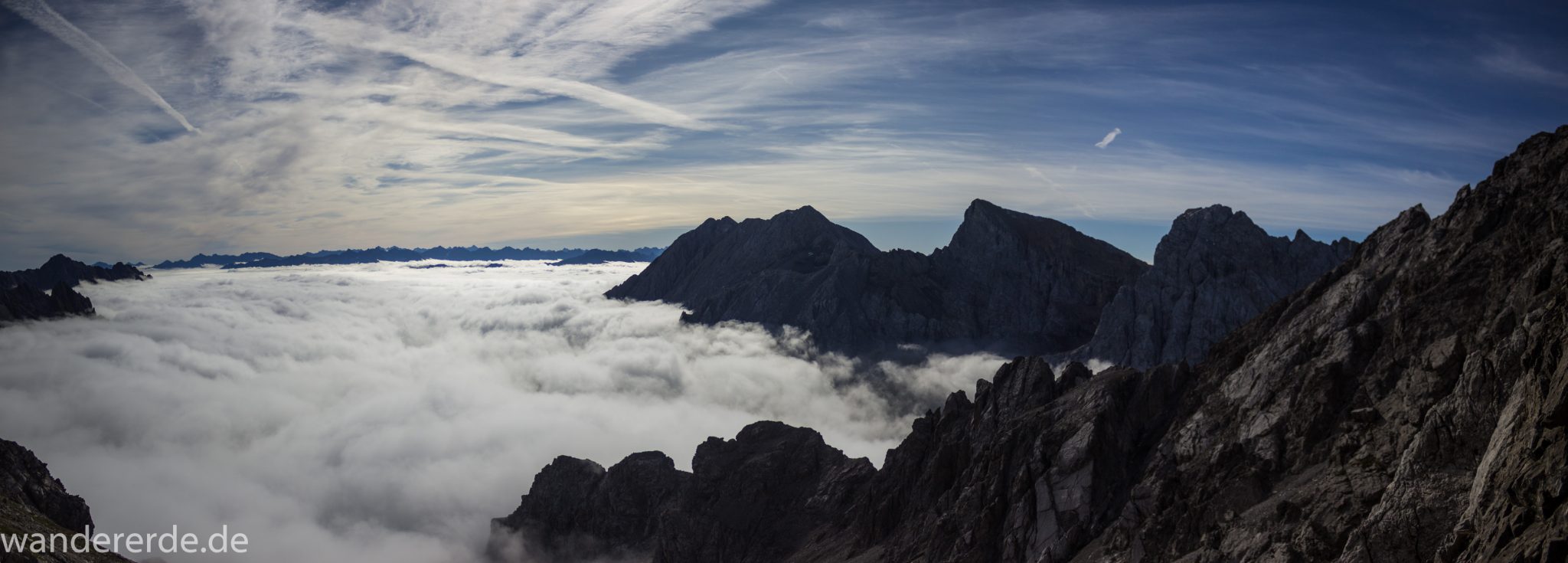 Alpenüberquerung Fernwanderweg E5 Oberstdorf Meran, 3. Etappe von Memminger Hütte zur Skihütte Zams, E5 Wanderweg führt zu Beginn der dritten Etappe ab der Memminger Hütte über steilen und ausgesetzten Wanderweg über die Seescharte, Blick auf die vor einem liegenden Berge der Alpen bei Erreichen der Seescharte, nach langem, steilen Aufstieg auf der schattigen Seite erreicht man damit die sonnige Seite